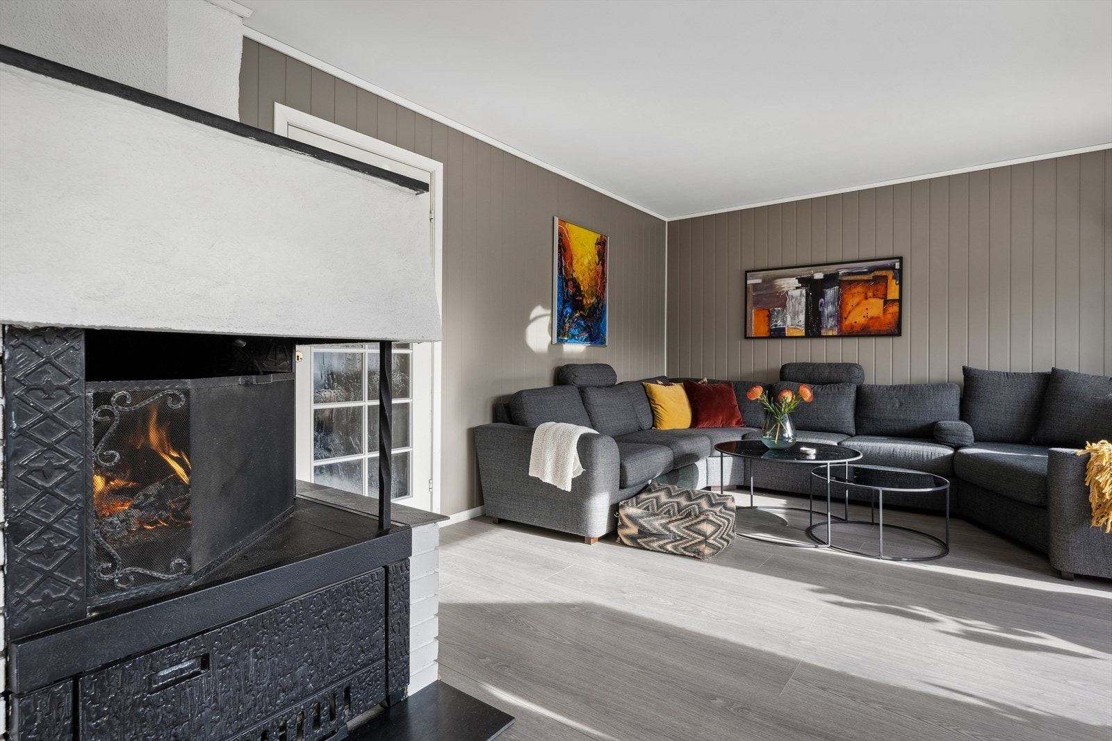 Oppholdsrommet er stort og kan enkelt møbleres i flere soner, alt etter smak og behov. Galleribilde