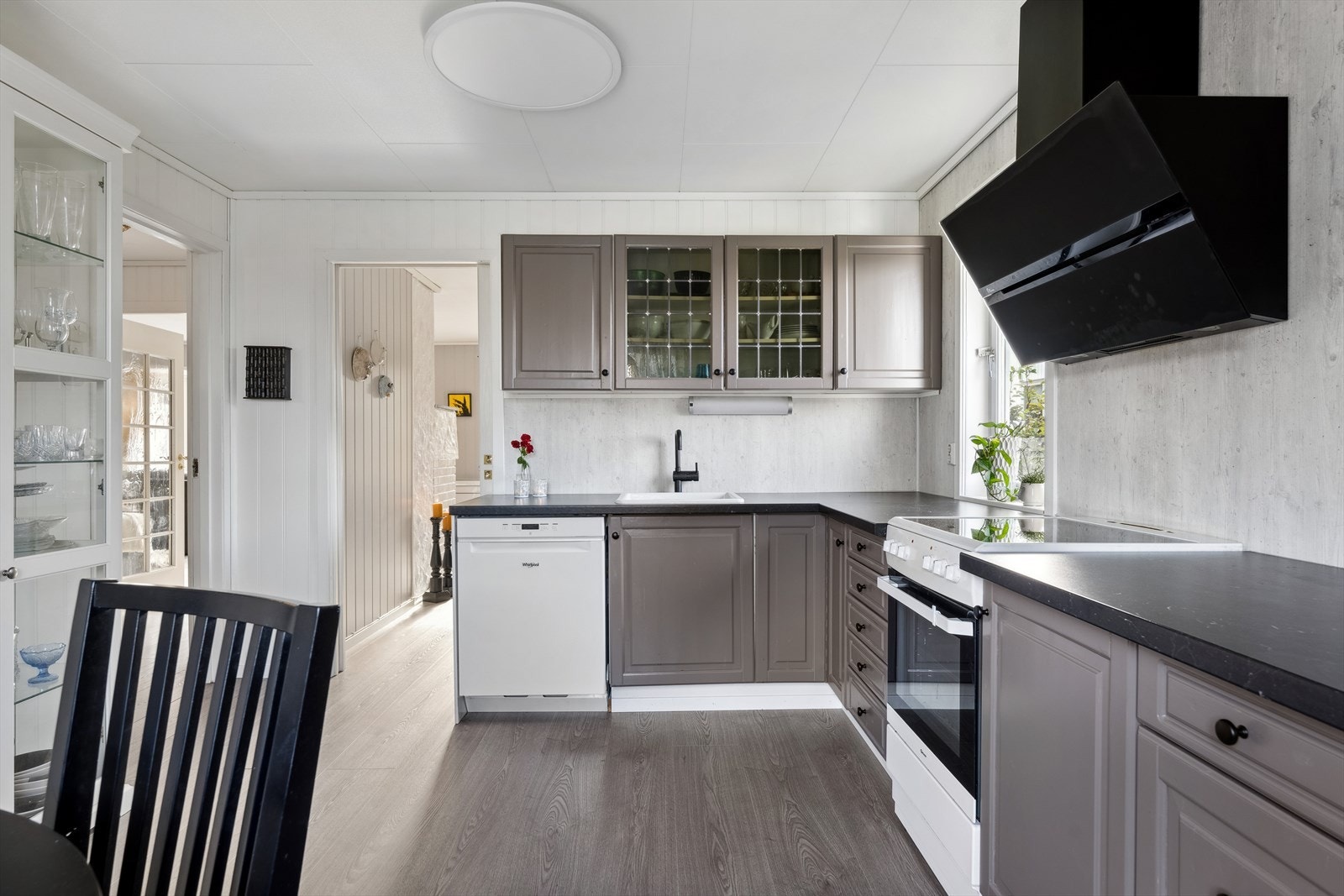 Store vindusflater sørger for mye naturlig lys inn i boligen Galleribilde