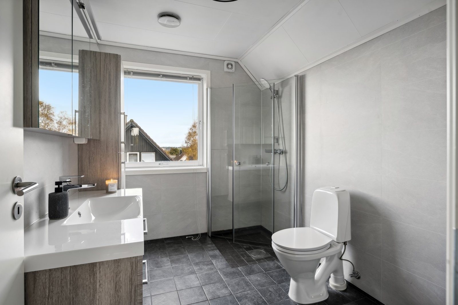 Bad pusset opp i 2022 med nytt gulv, vegger og innredning. Galleribilde