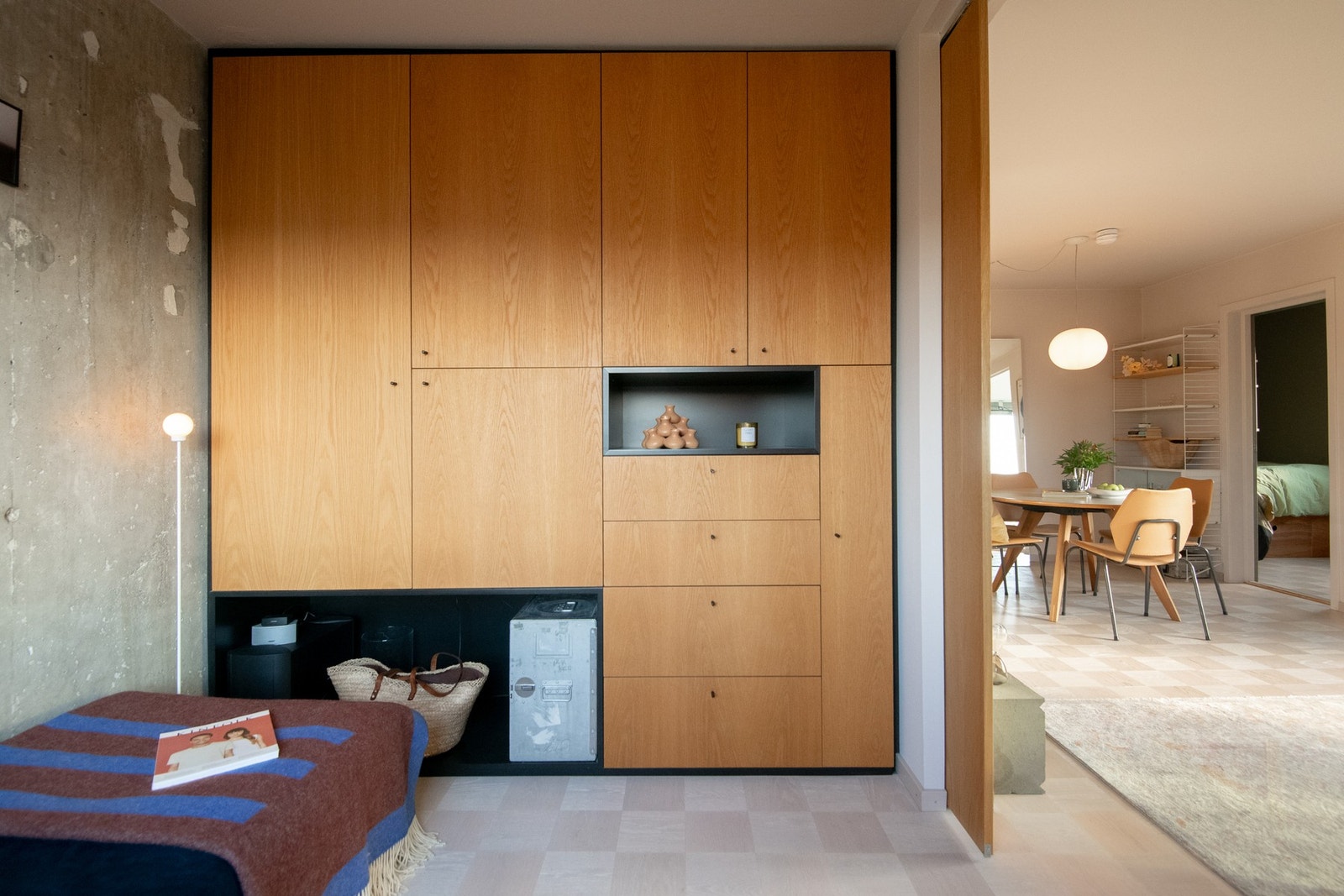 Soverom 2 har plassbygd garderobeløsning som sikrer god oppbevaringsplass. Galleribilde