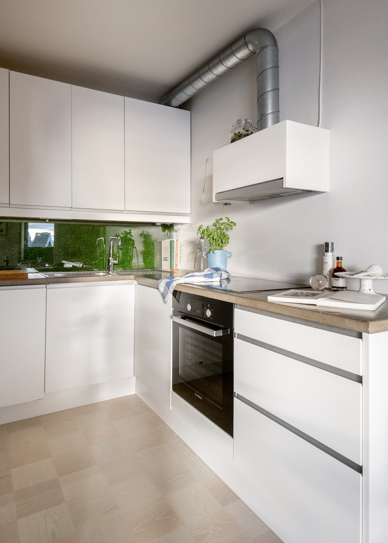 Kjøkkenet er svært funksjonelt og har rikelig med både skap- og benkeplass. Galleribilde