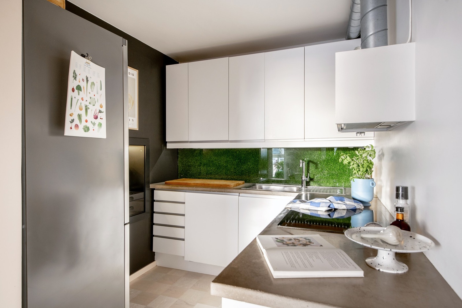 Stilren kjøkkeninnredning som i 2012 ble oppgradert med nye fronter og lekker benkeplate i betong. Galleribilde