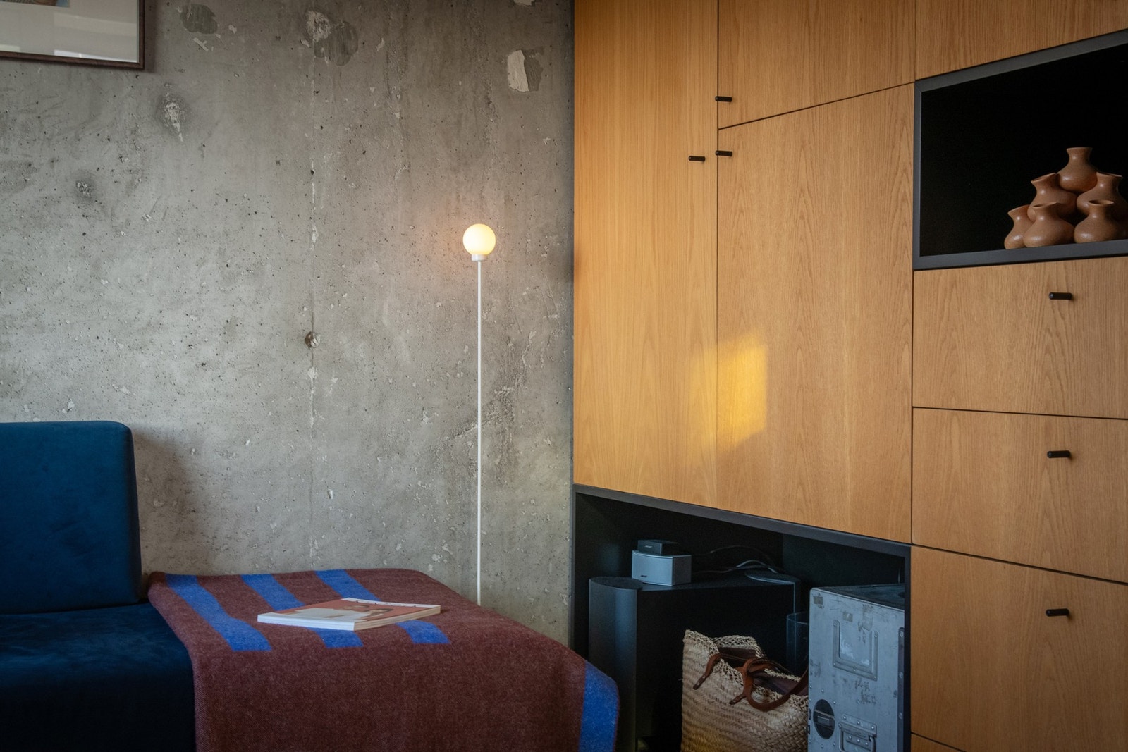 Veggen som er kledd med slipt betong tilfører rommet en idustriell og moderne touch. Galleribilde