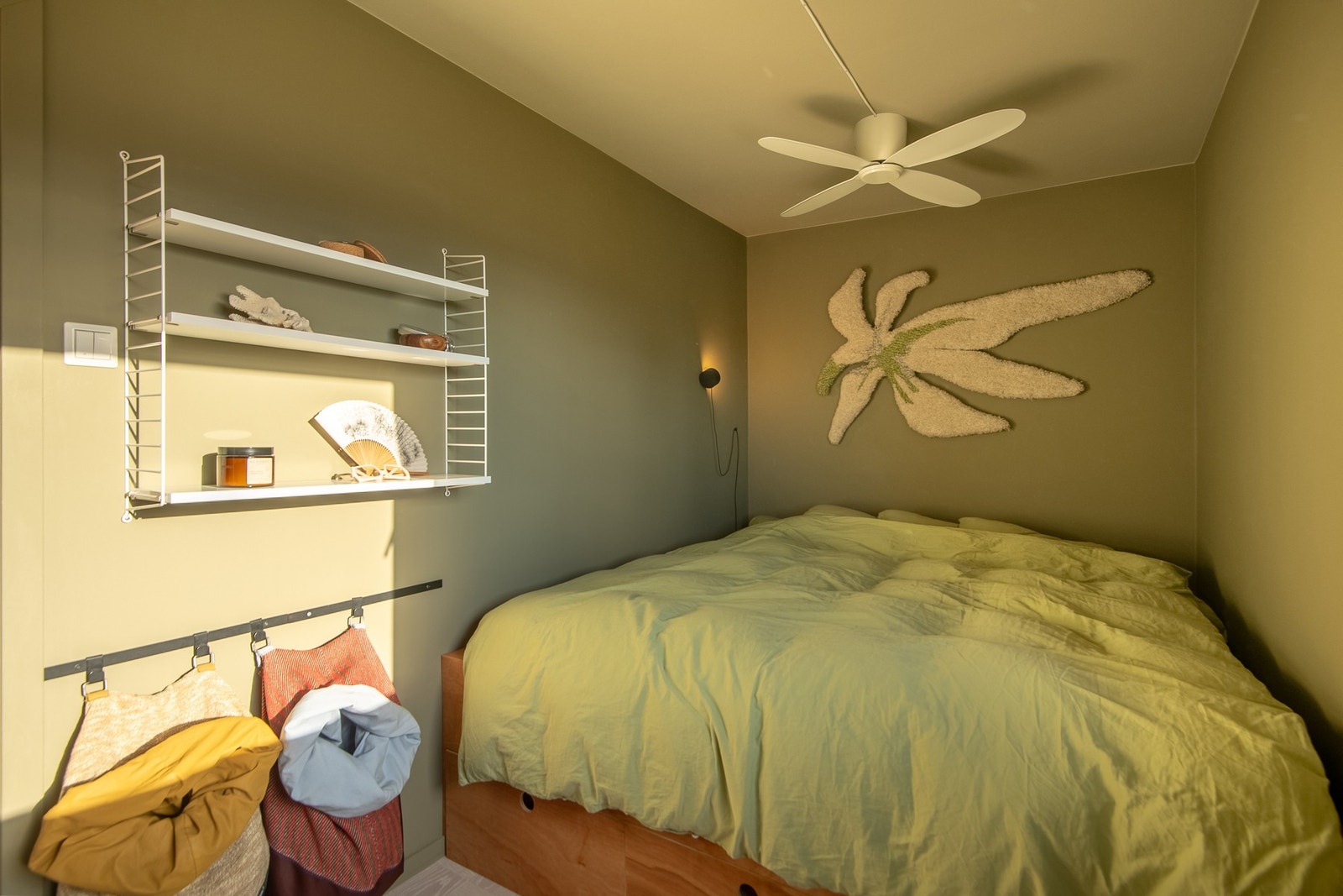 Veggene er malt i en moderne grønnyanse som skaper en beroligende atmosfære, mens det store vinduet slipper inn mye naturlig lys. Galleribilde