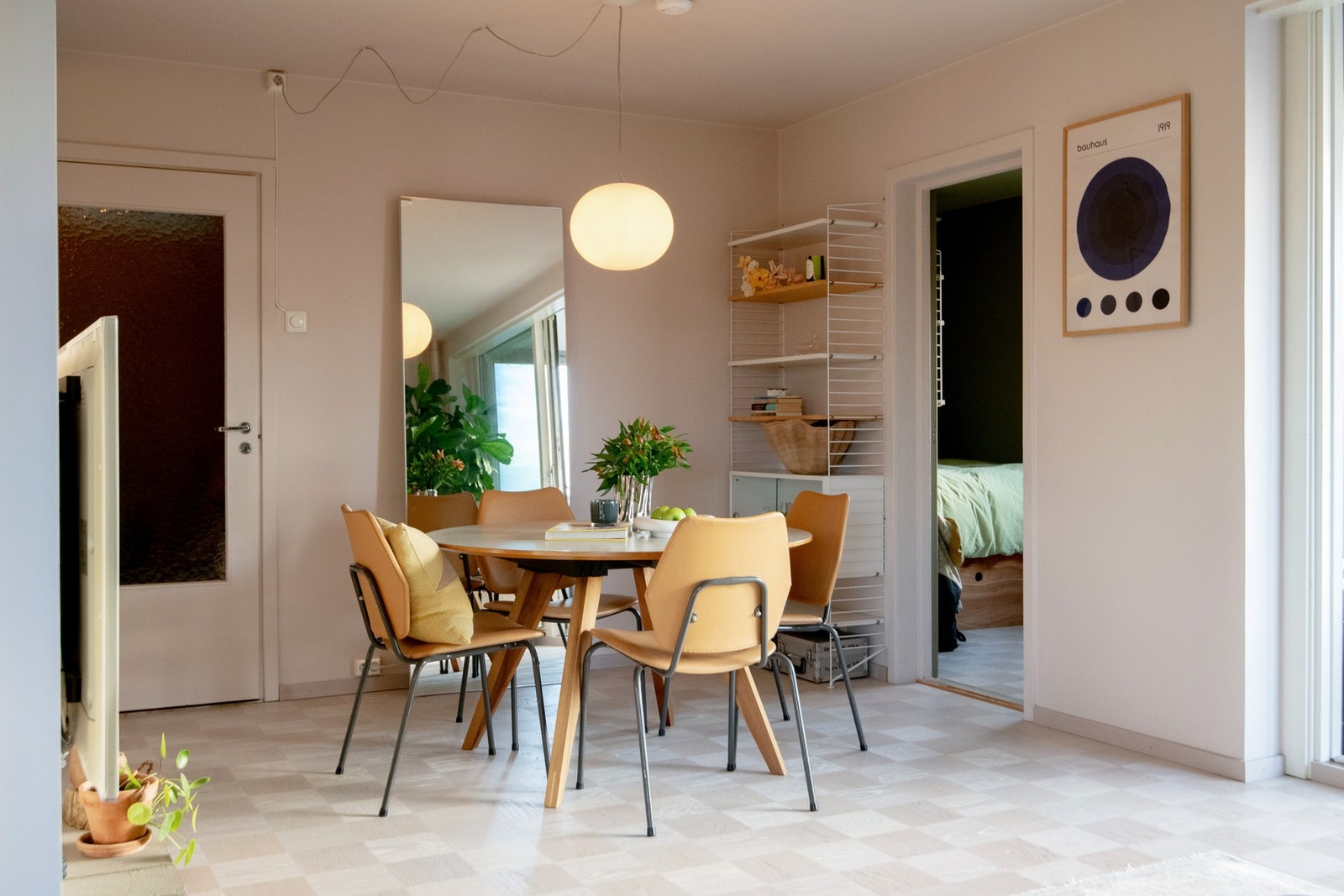 Det er gode muligheter for å møblere stuen på ulike måter, med plass til både sofa, spisegruppe og annet ønskelig møblement. Galleribilde