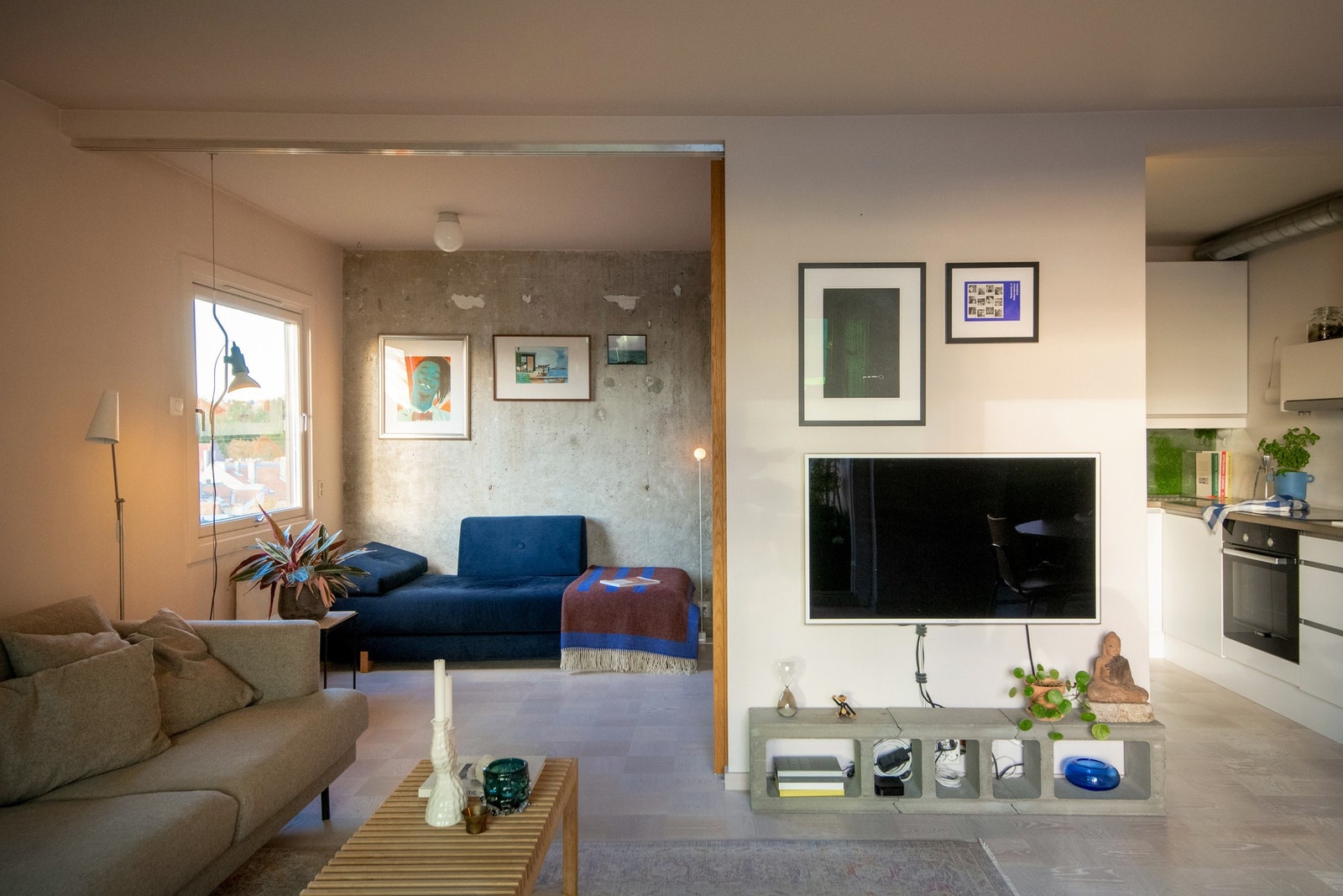 Det er lagt lekkert parkettgulv og veggene er holdt i lyse, moderne farger som bidrar til en herlig atmosfære. Galleribilde