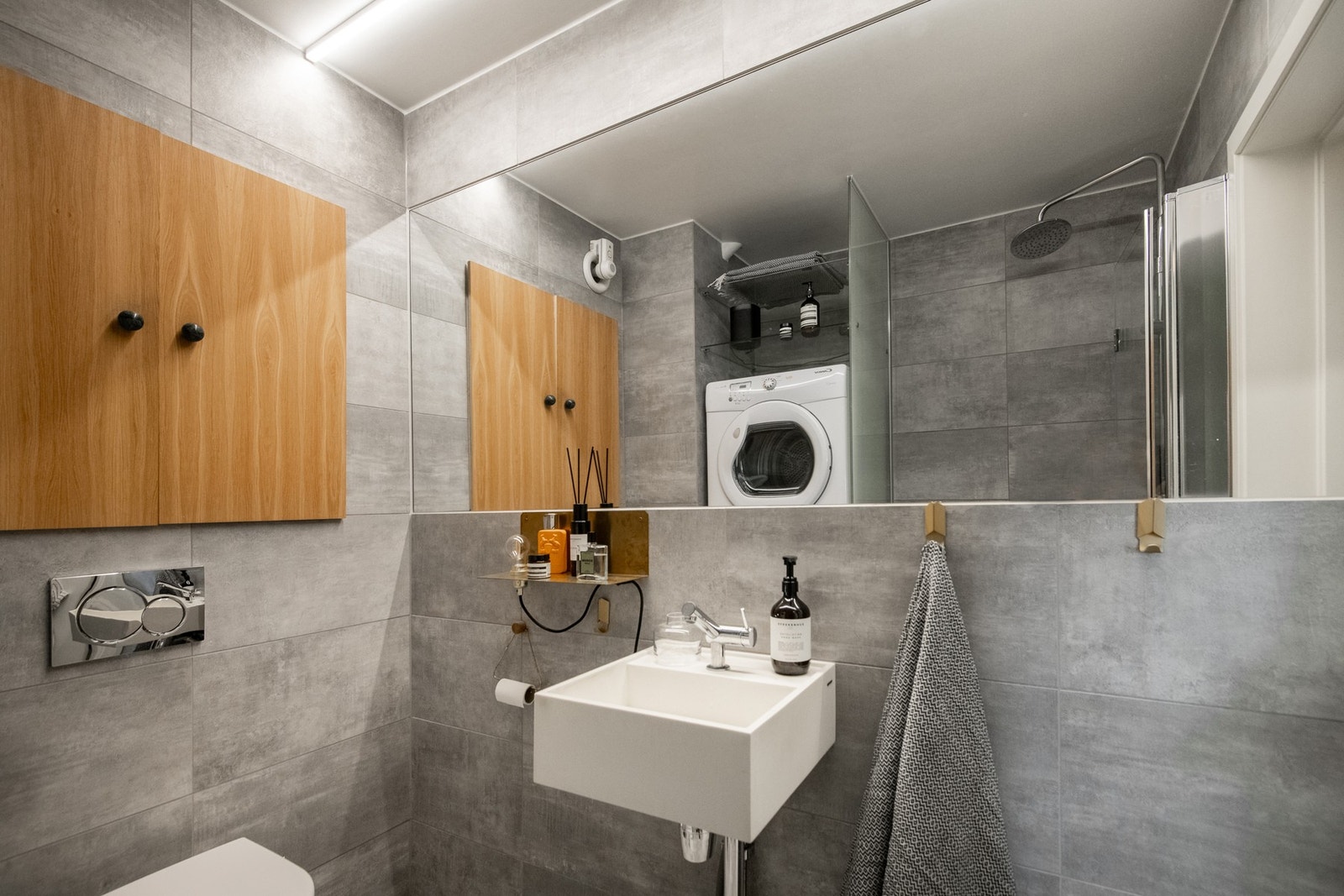 Badet ble pusset opp i 2015 (dokumentasjon foreligger) og fremstår moderne og innbydende med flislagt gulv og vegger. Galleribilde