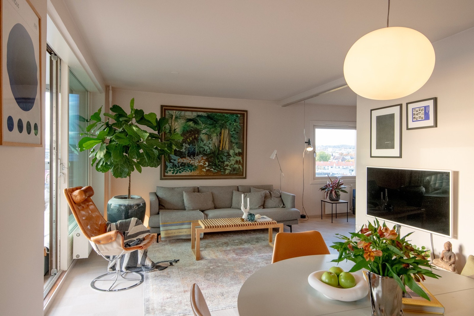 En smakfull 3-roms hjørneleilighet med rolig og tilbaketrukket beliggenhet på svært populære Enerhaugen. Galleribilde