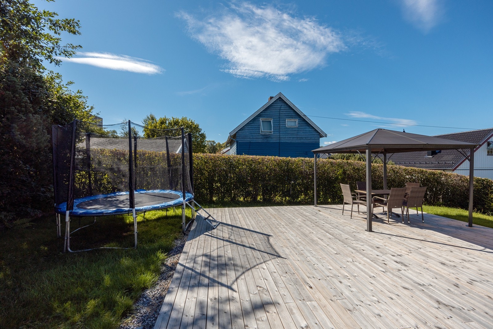 I hagen er det fin plass til for eksempel trampoline til barna. Galleribilde
