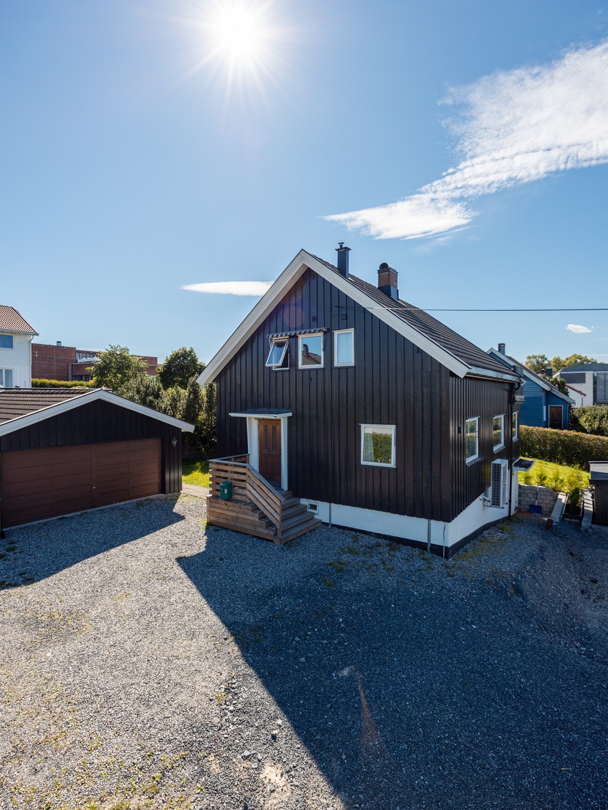 Boligen har parkering i dobbelgarasje og på gruslagt gårdsplass. Galleribilde