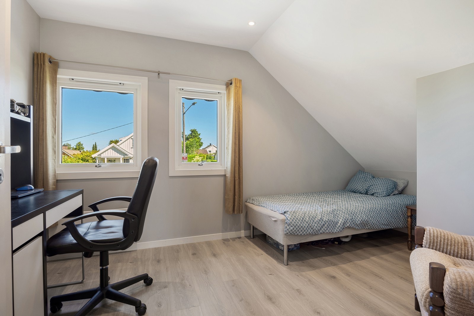 Soverom III i 2. etasje har god plass til seng, garderobe og annet ønskelig møblement. Galleribilde