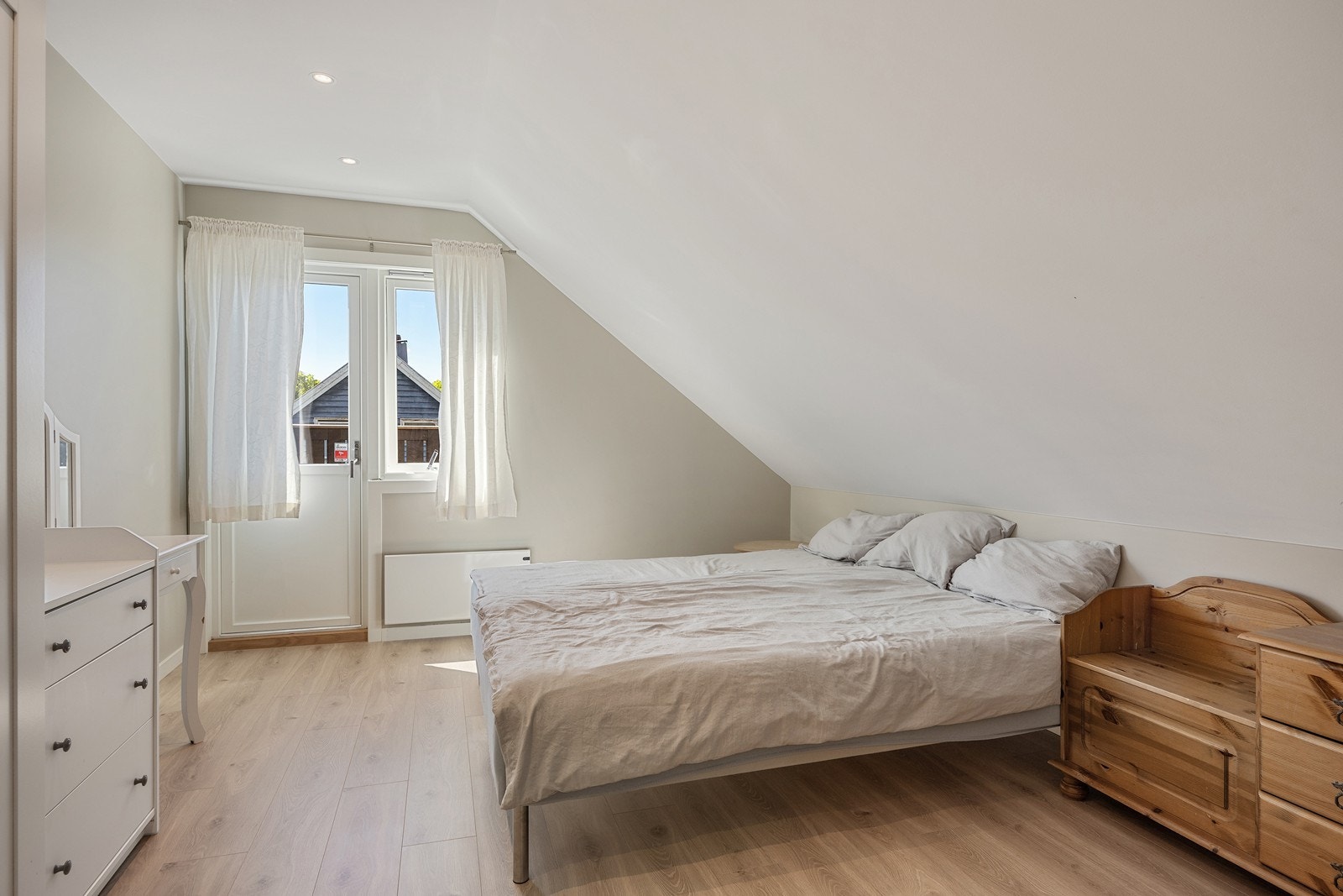 Hovedsoverommet har fin plass til stor dobbeltseng, garderobe og annet møblemet, i tillegg har det utgang til koselig balkong. Galleribilde