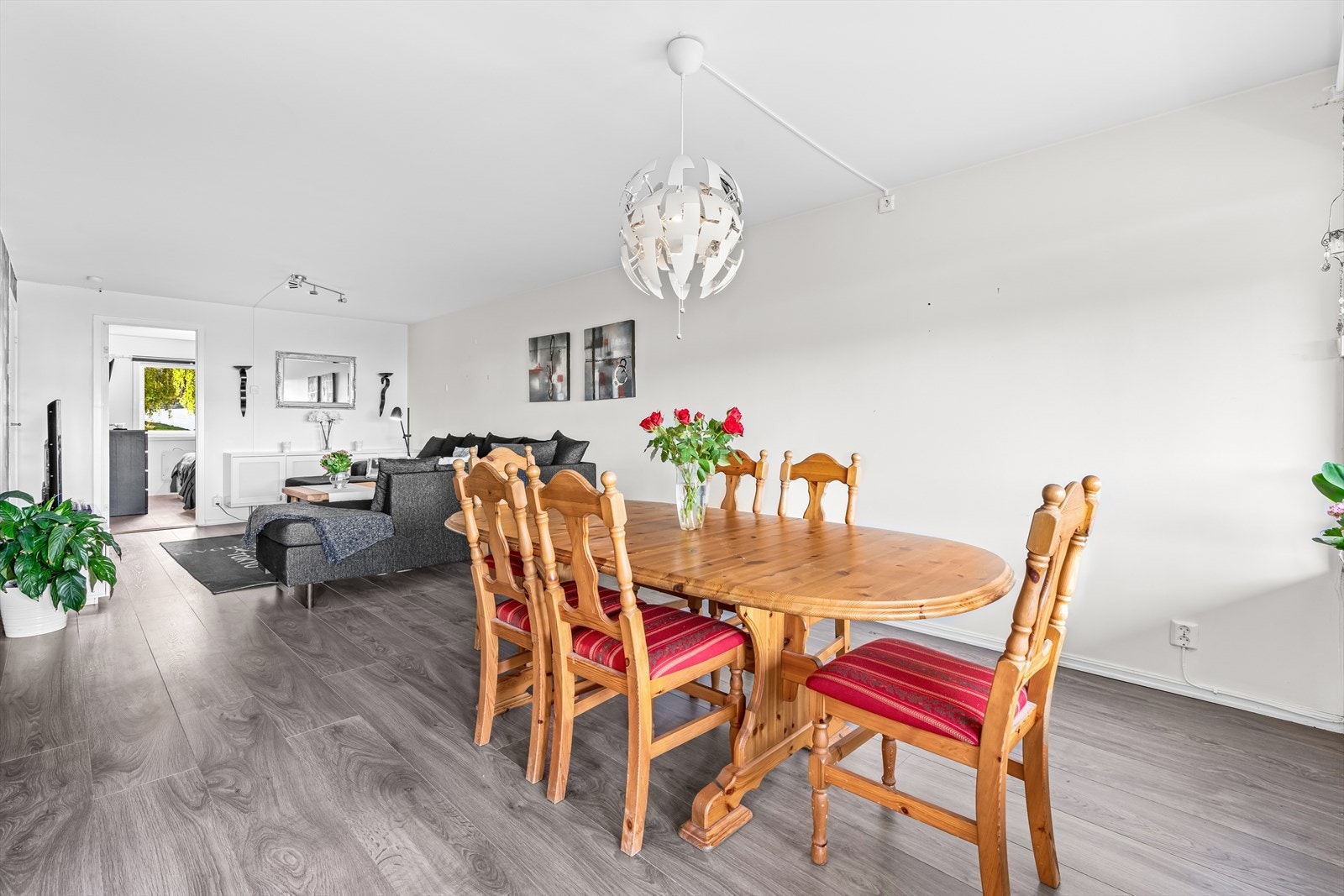 Stueområdet er åpent og romslig, med god plass til en stor sofagruppe, TV-seksjon og annet ønsket møblement. Galleribilde