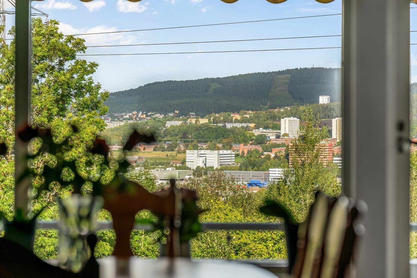 Leiligheten er en romslig 3-roms leilighet beliggende i byggets 1. etasje. Galleribilde