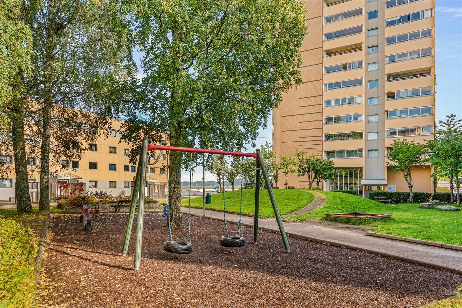 Flott lekeplass og uteområde på borettslagets tomt for barna til å utfolde seg i. Galleribilde