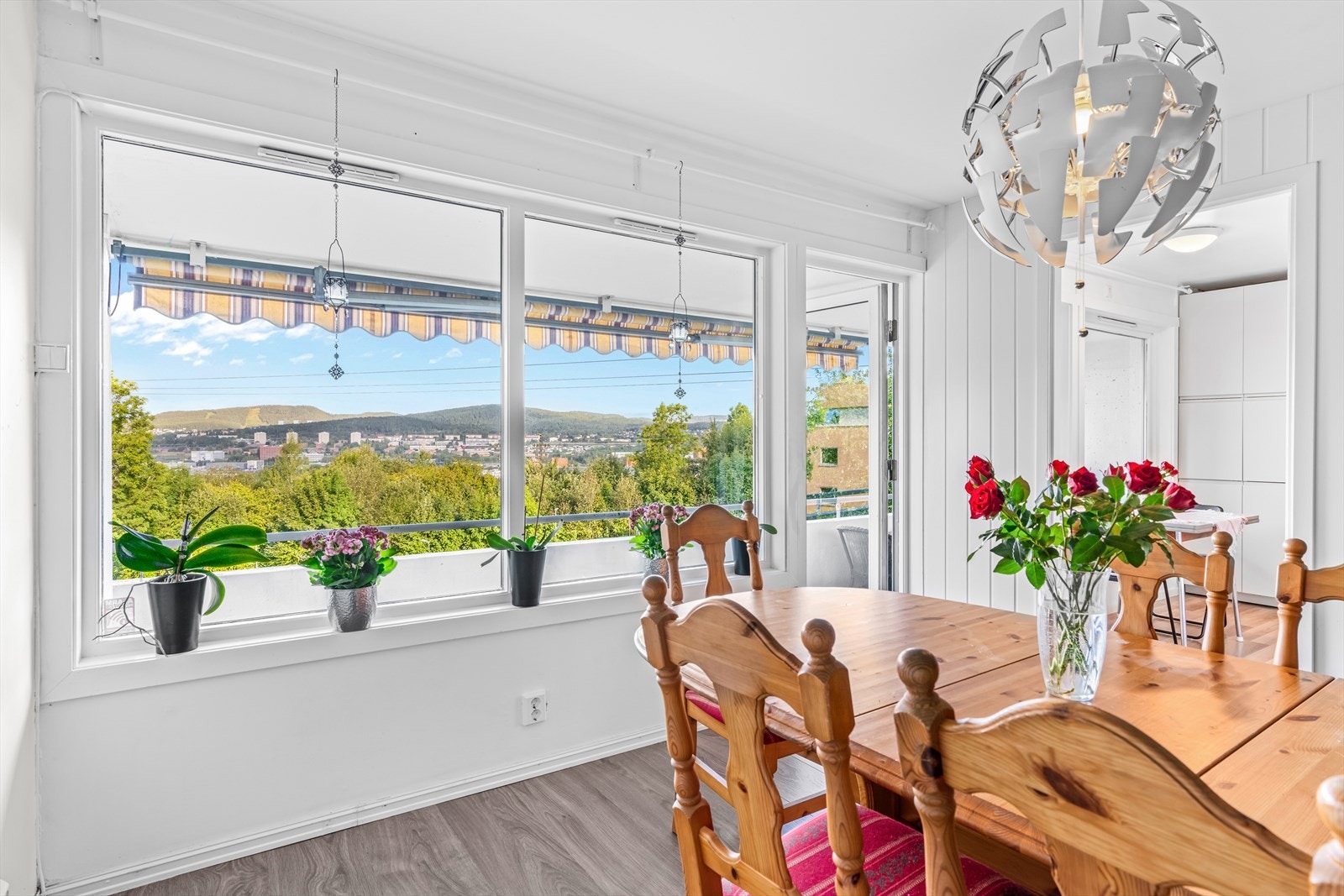 De store vinduene slipper inn rikelig med naturlig lys og gir en flott utsikt. Galleribilde