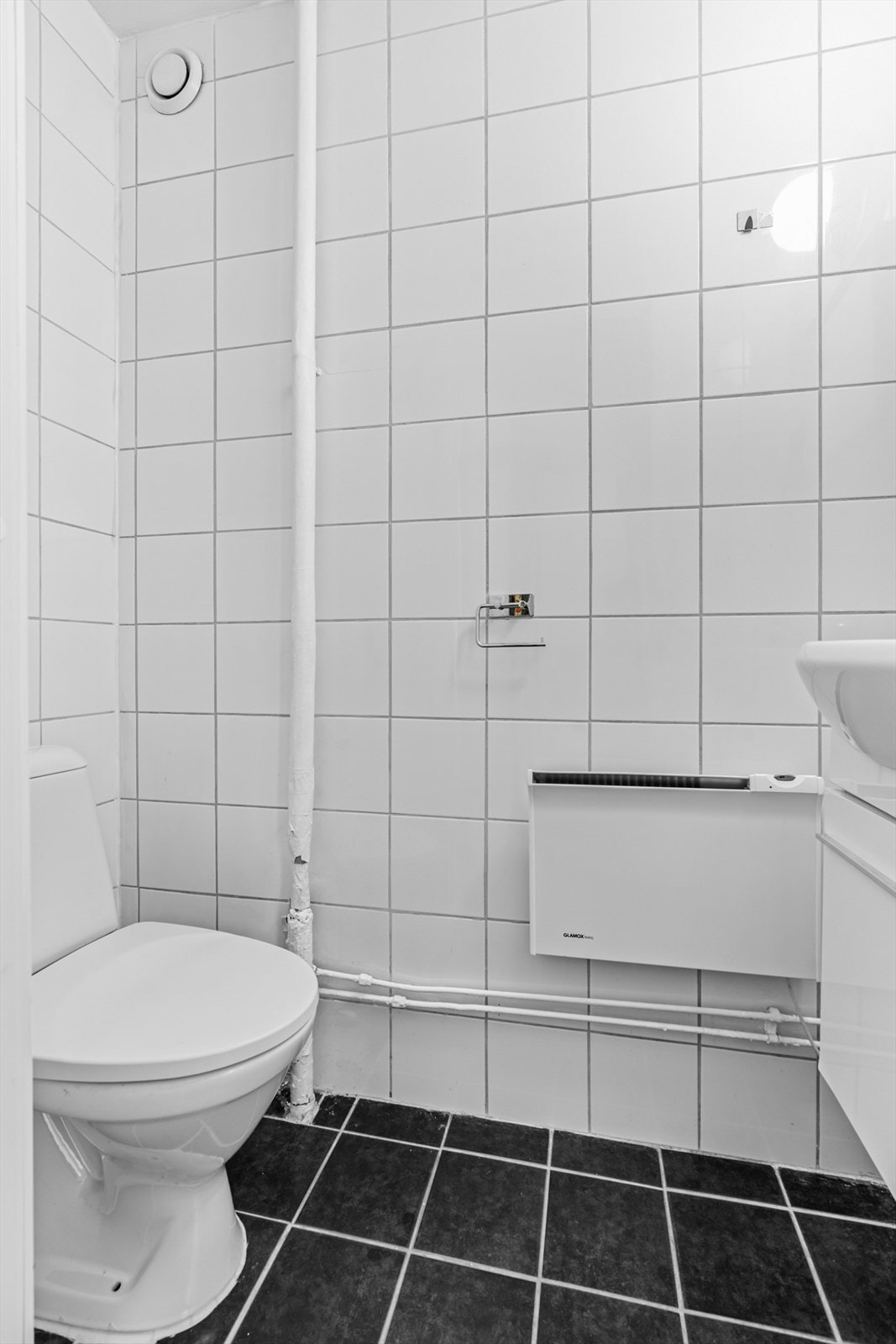 Leiligheten har et flislagt toalett som egner seg ypperlig ved travle morgener eller ved gjester. Galleribilde