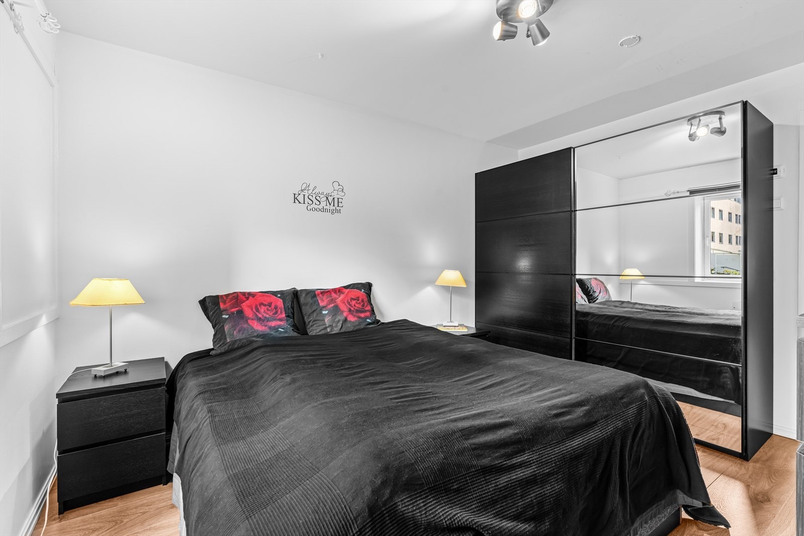 Leiligheten har to romslige soverom. Hovedsoverommet har god plass til dobbeltseng, nattbord og annet ønsket møblement. Her er det montert skyvedørsgarderobe hvorav en front med speil. Galleribilde