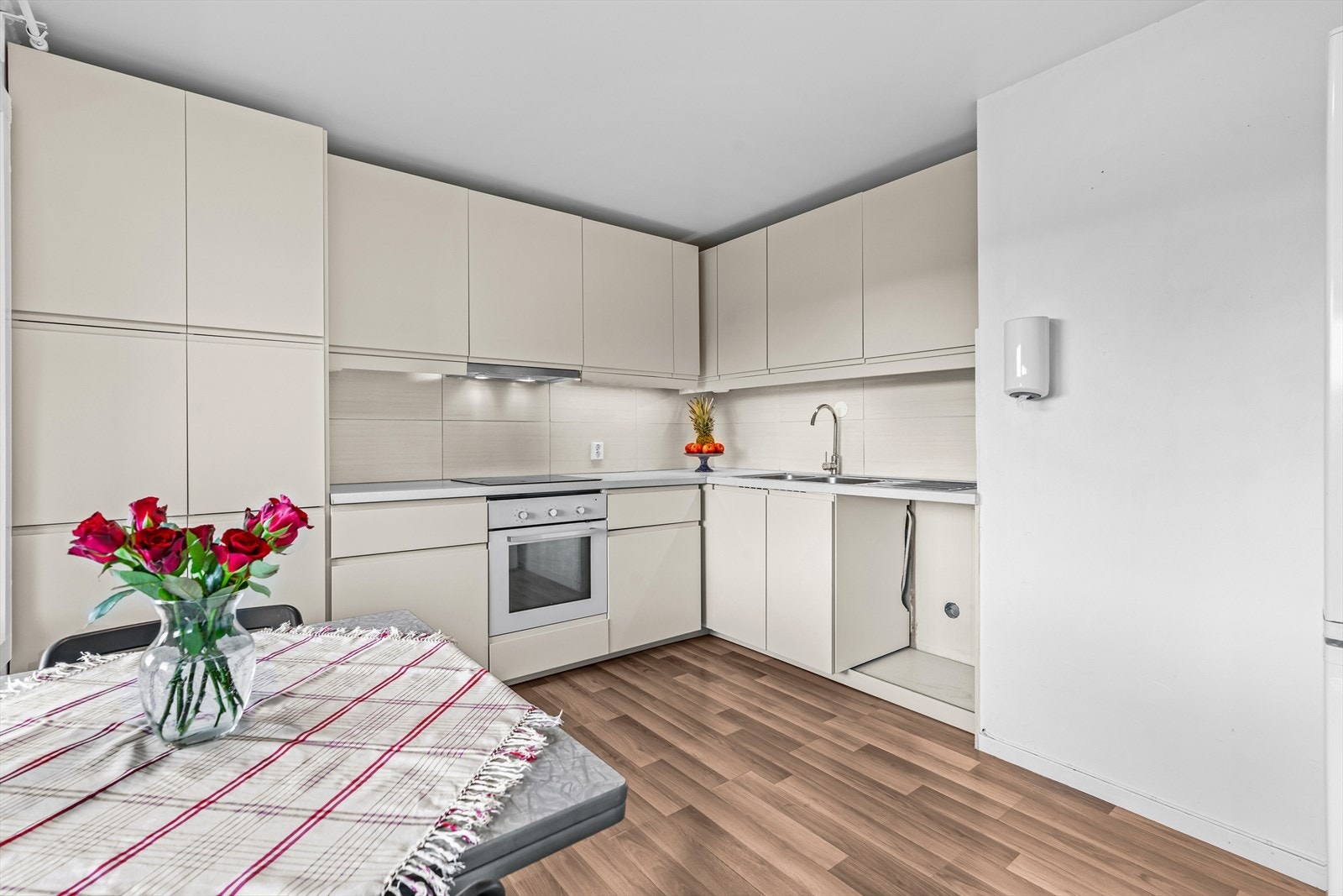 Kjøkkeninnredningen fra 2016 er utført med glatte, folierte fronter, laminat benkeplate med nedfelt benkebeslag i rustfritt stål, lys under overskap og fliser på vegg over benkeplaten.Kjøkkenet har integrert platetopp, stekeovn og frittstående kjøl/Frys. Galleribilde