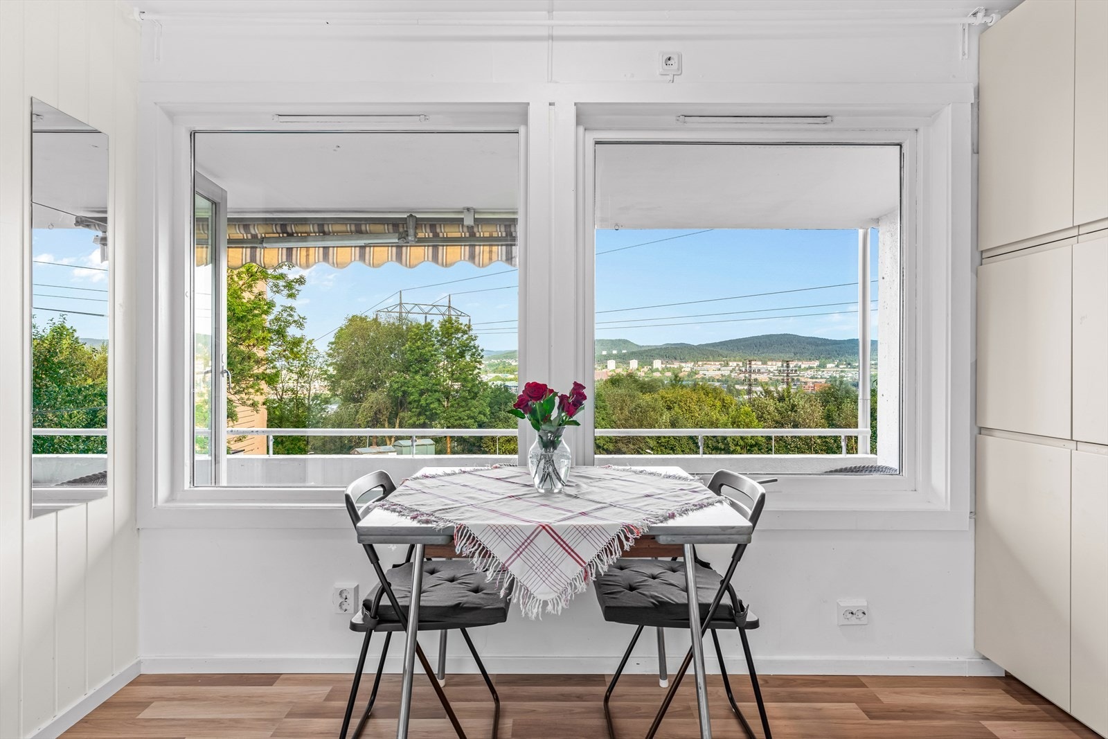 Nyt morgenfrokosten til en flott utsikt. Galleribilde