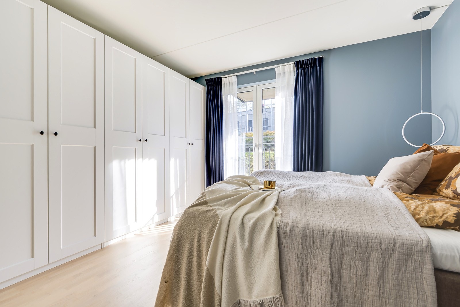 Stor garderobe på hovedsoverommet medfølger. Galleribilde
