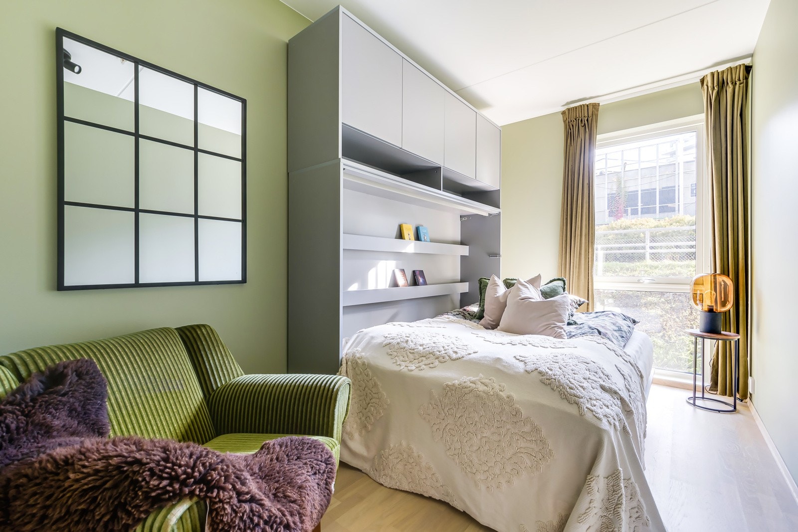 Soverom 2 har blitt brukt som gjesterom og har plassbesparende skapseng. Galleribilde