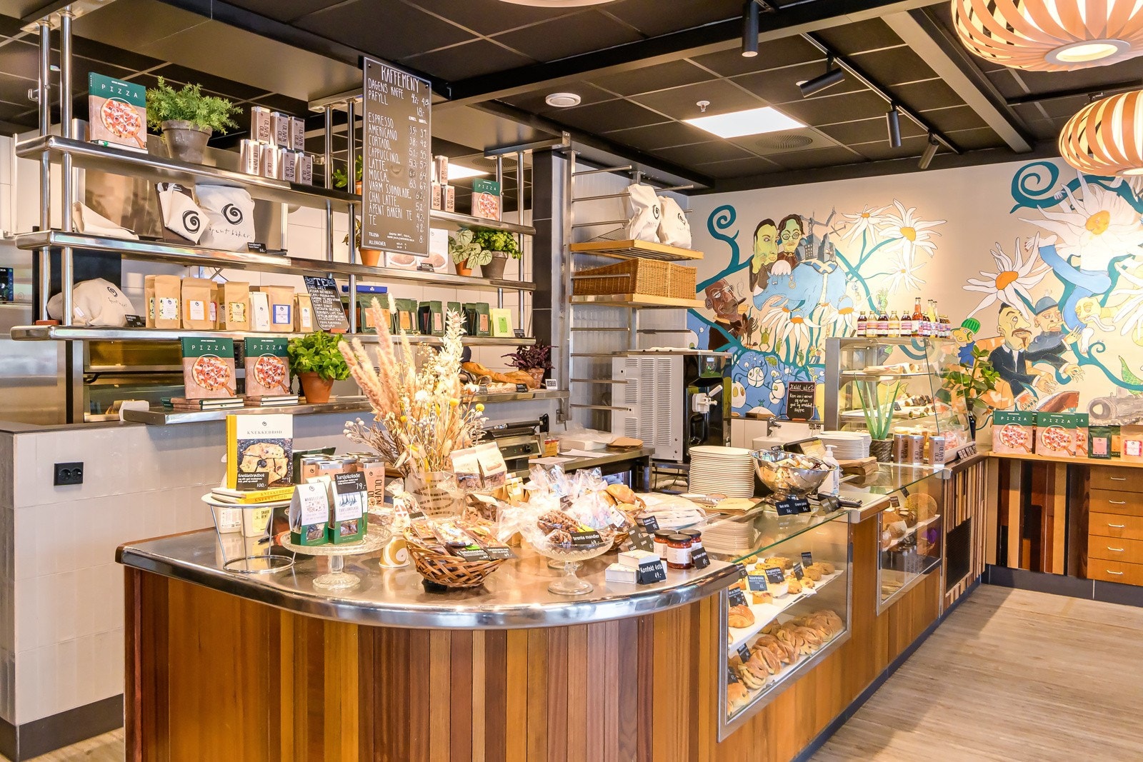 Åpent Bakeri med utvalg av bakst og god kaffe. Galleribilde
