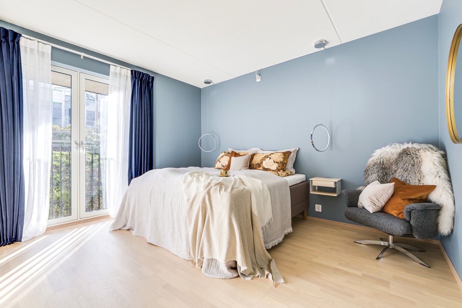 Hovedsoverom har god plass til stor dobbeltseng, nattbord og store vindusflater som slipper inn rikelig med dagslys. Galleribilde