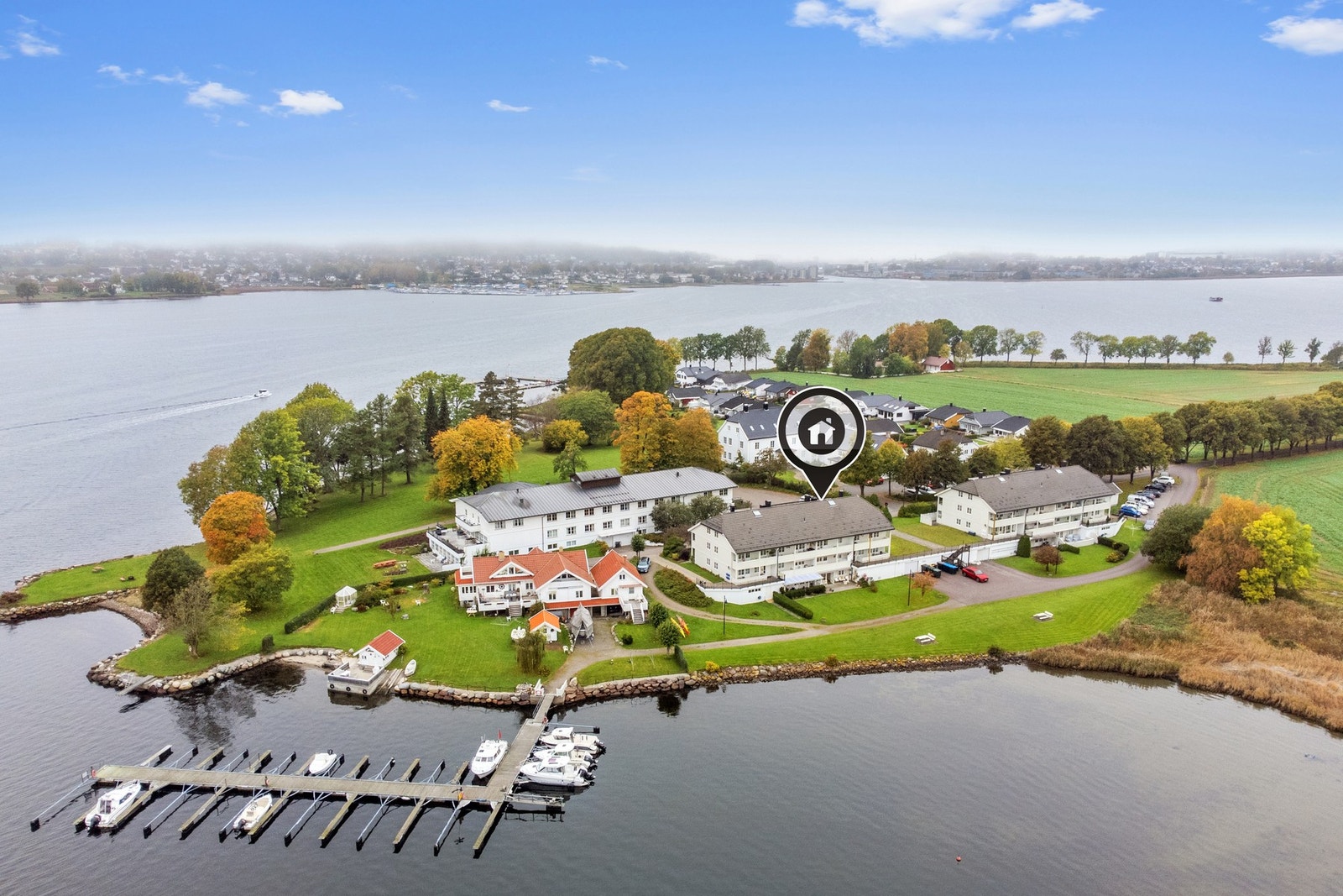 Felles båtbrygge kun få meter fra leiligheten. Galleribilde