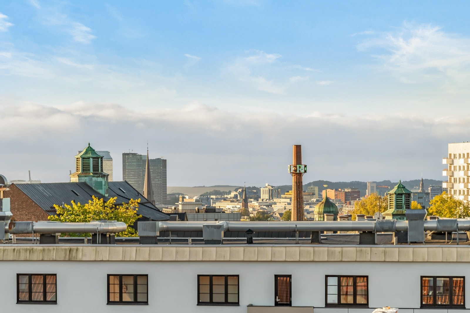 Svært gode utsiktsforhold fra takterrassen. Galleribilde
