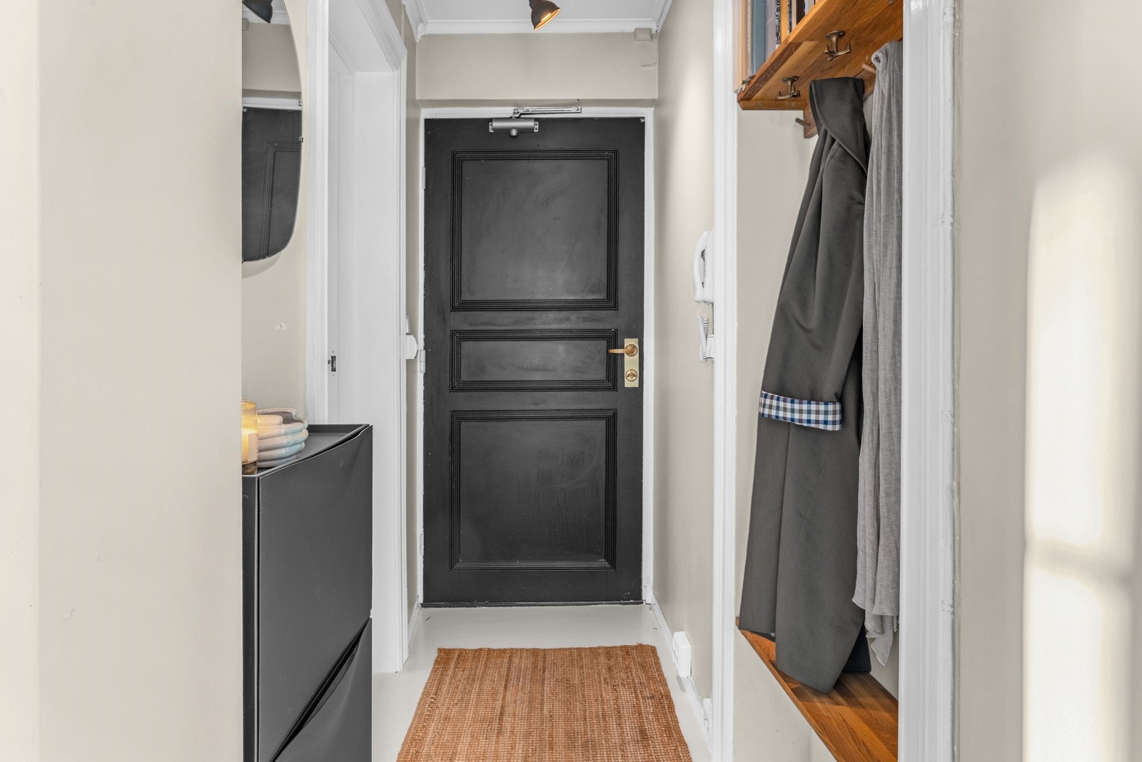 Praktisk entré med plassbygget nisje for oppbevaring av yttertøy. Galleribilde