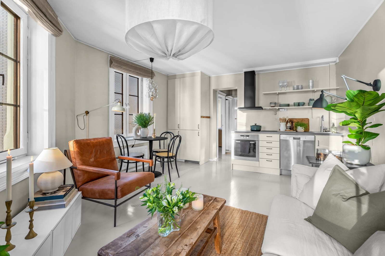 Dette er en lun og lys 2-roms selveier i klassisk bygård. Galleribilde