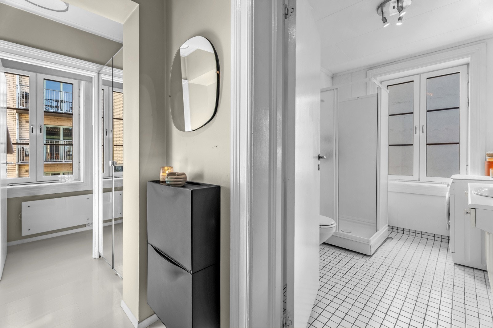 Leiligheten er overflateoppusset i nyere tid med bl.a. nye overflater og delvis ny kjøkkeninnredning. Galleribilde