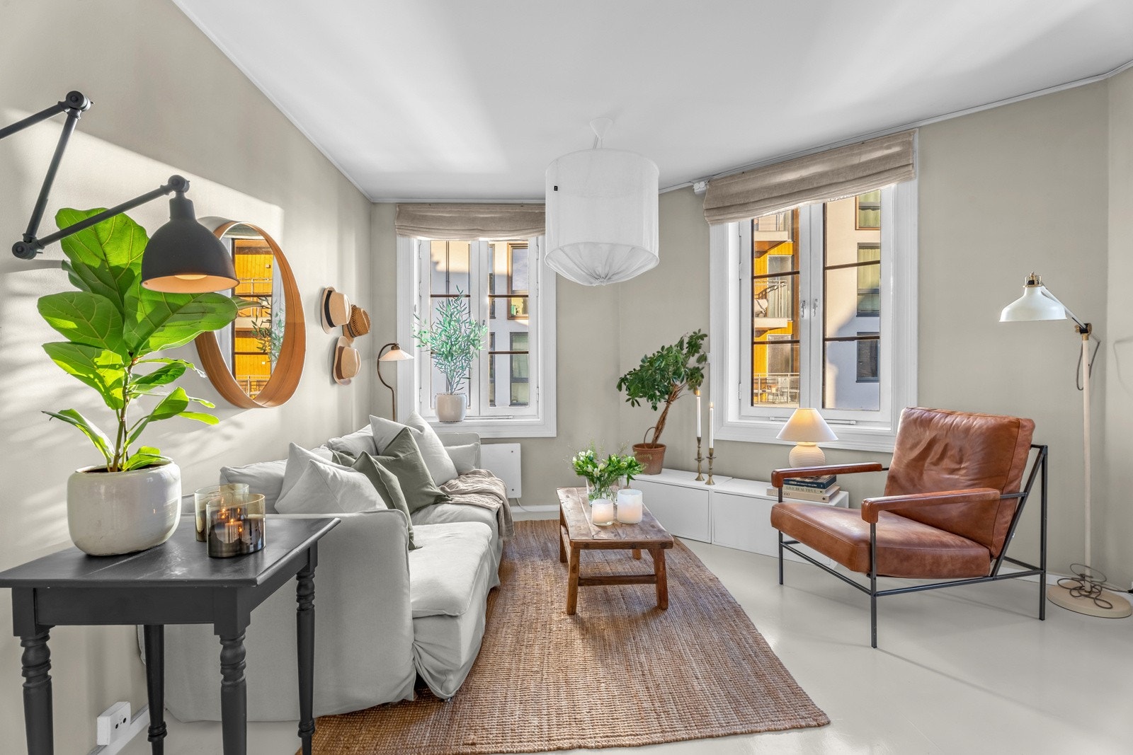 Endeleilighet med gode lysforhold i stuen fra tre sideretninger. Galleribilde