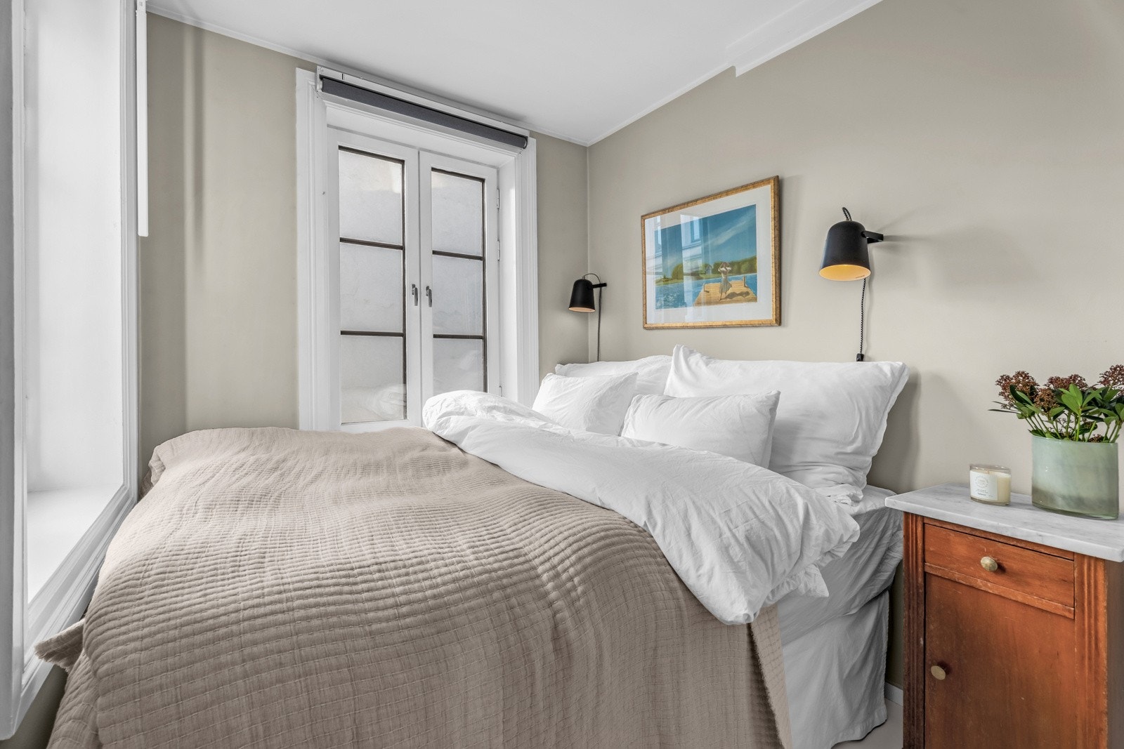 Svalt og stille soverom med plass til dobbeltseng og nattbord. Galleribilde