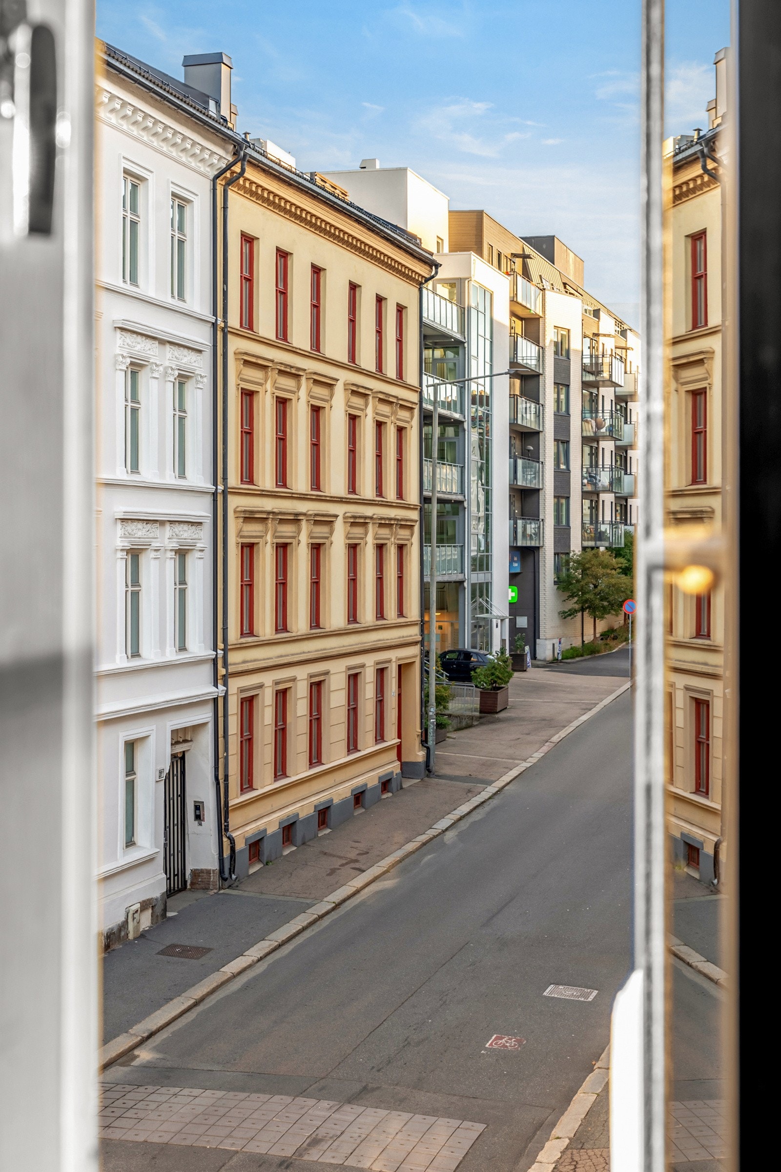 Boligen vender mot stille sidegate. Galleribilde