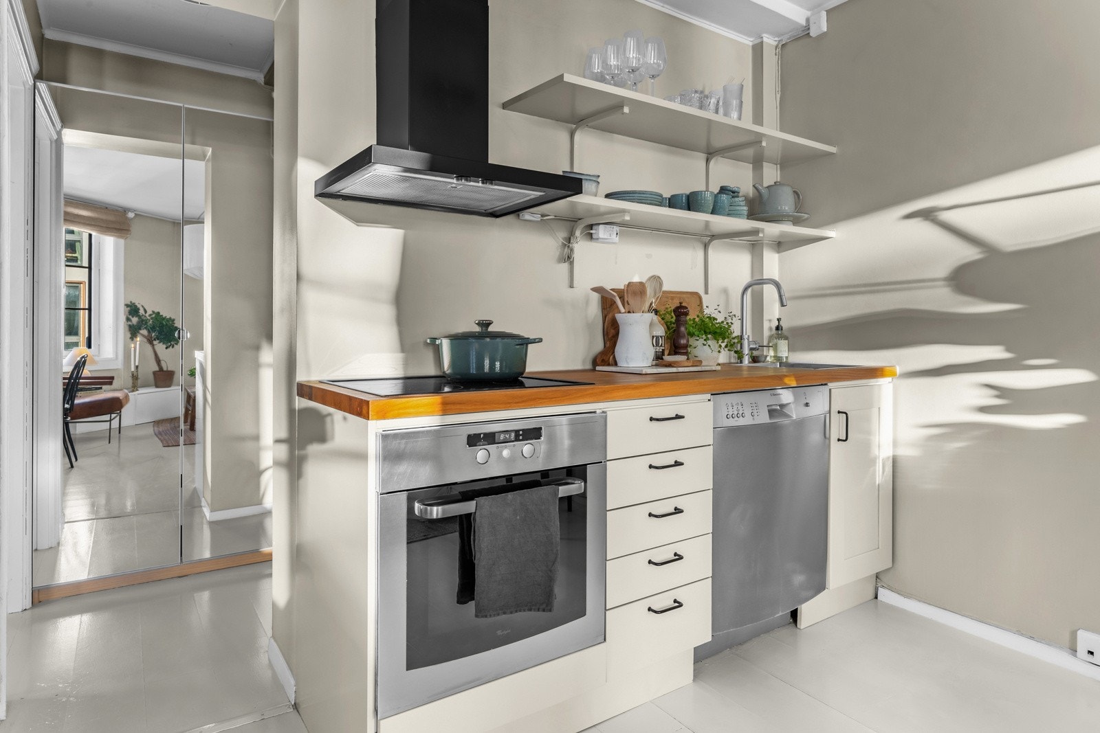 Kjøkkeninnredning med slette fronter og nyere heltre benkeplate. Galleribilde