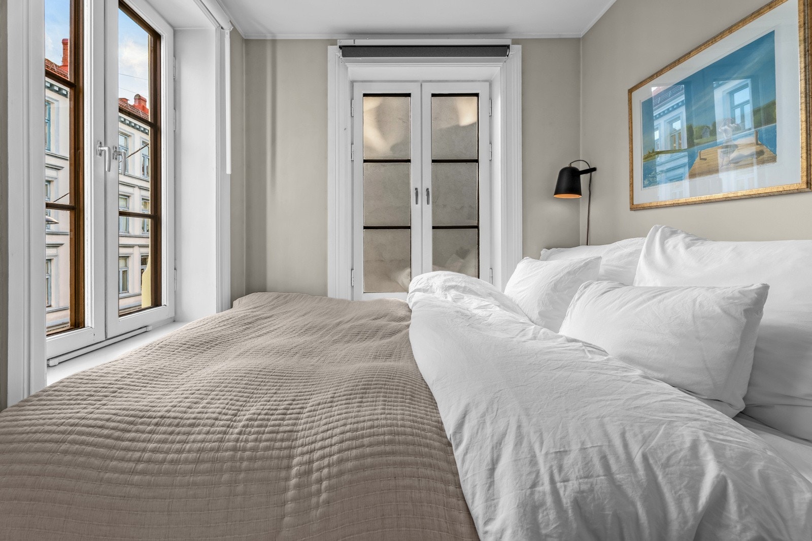 Leiligheten har 7 store vindusflater som gir en luftig atmosfære. Galleribilde