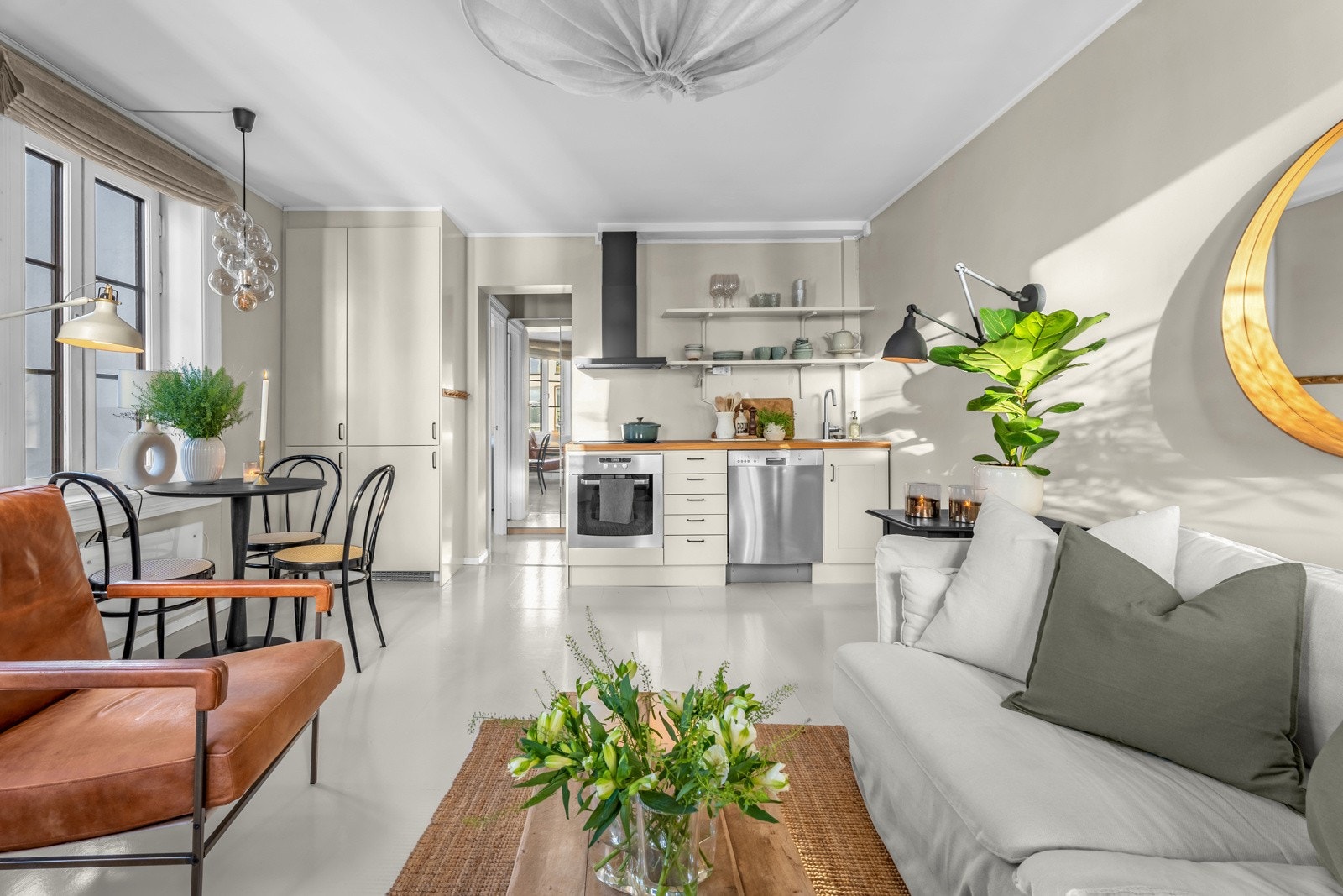 Moderne åpen stue- og kjøkkenløsning. Galleribilde