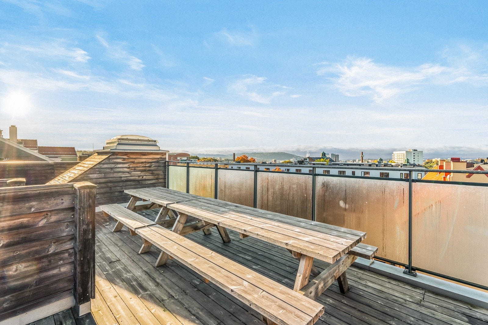 Takterrassen er inndelt med ulike sittesoner. Galleribilde