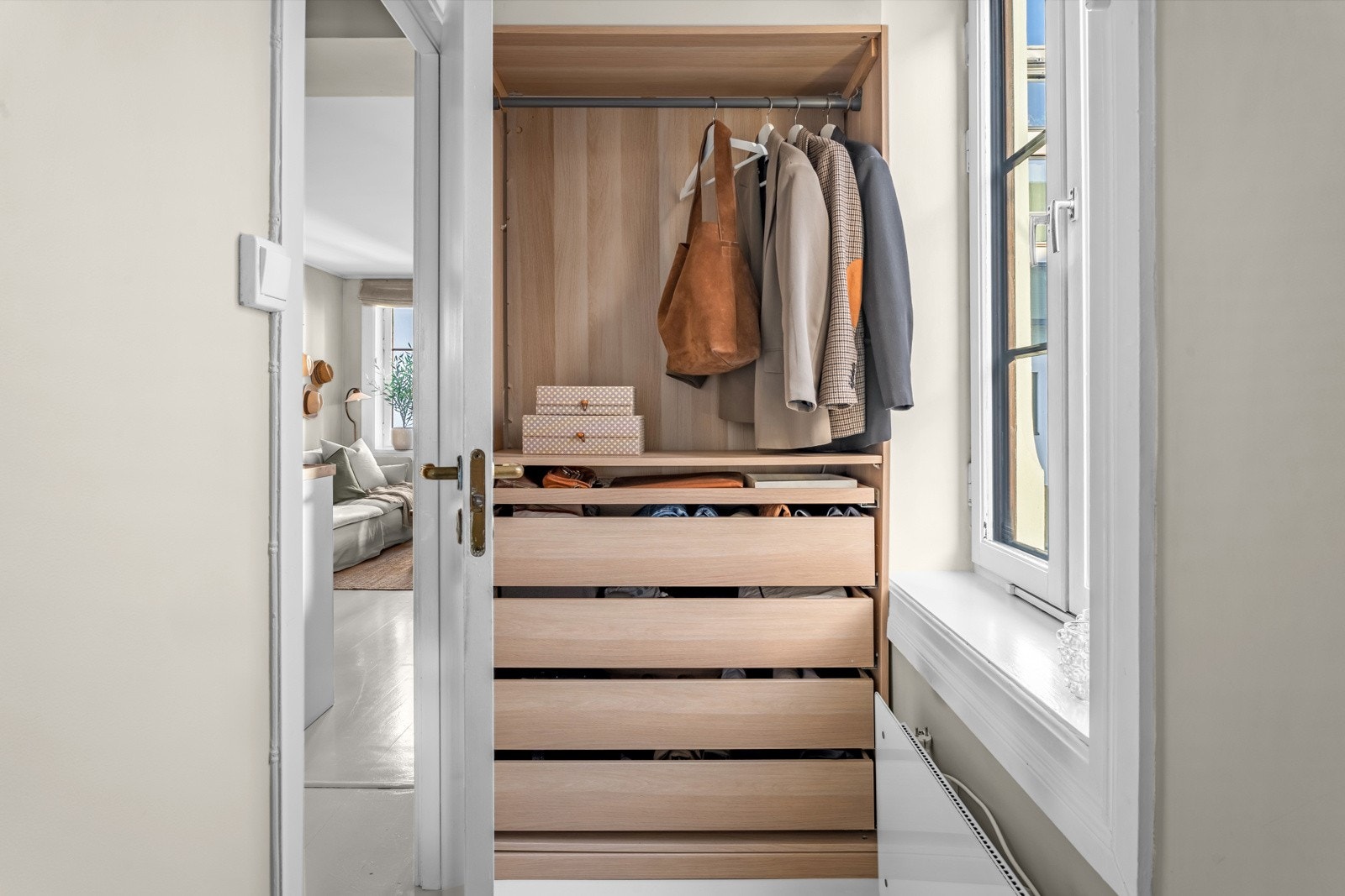Garderobeløsning for oppbevaring på soverommet. Galleribilde