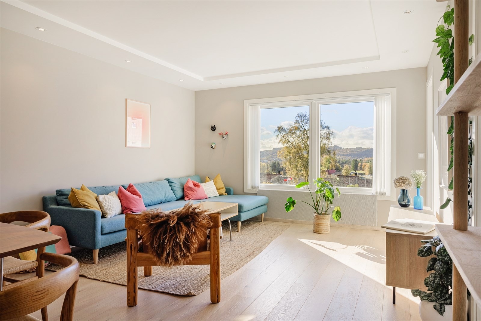 Vi beveger oss inn i en romslig stue målt til hele 24m² Galleribilde