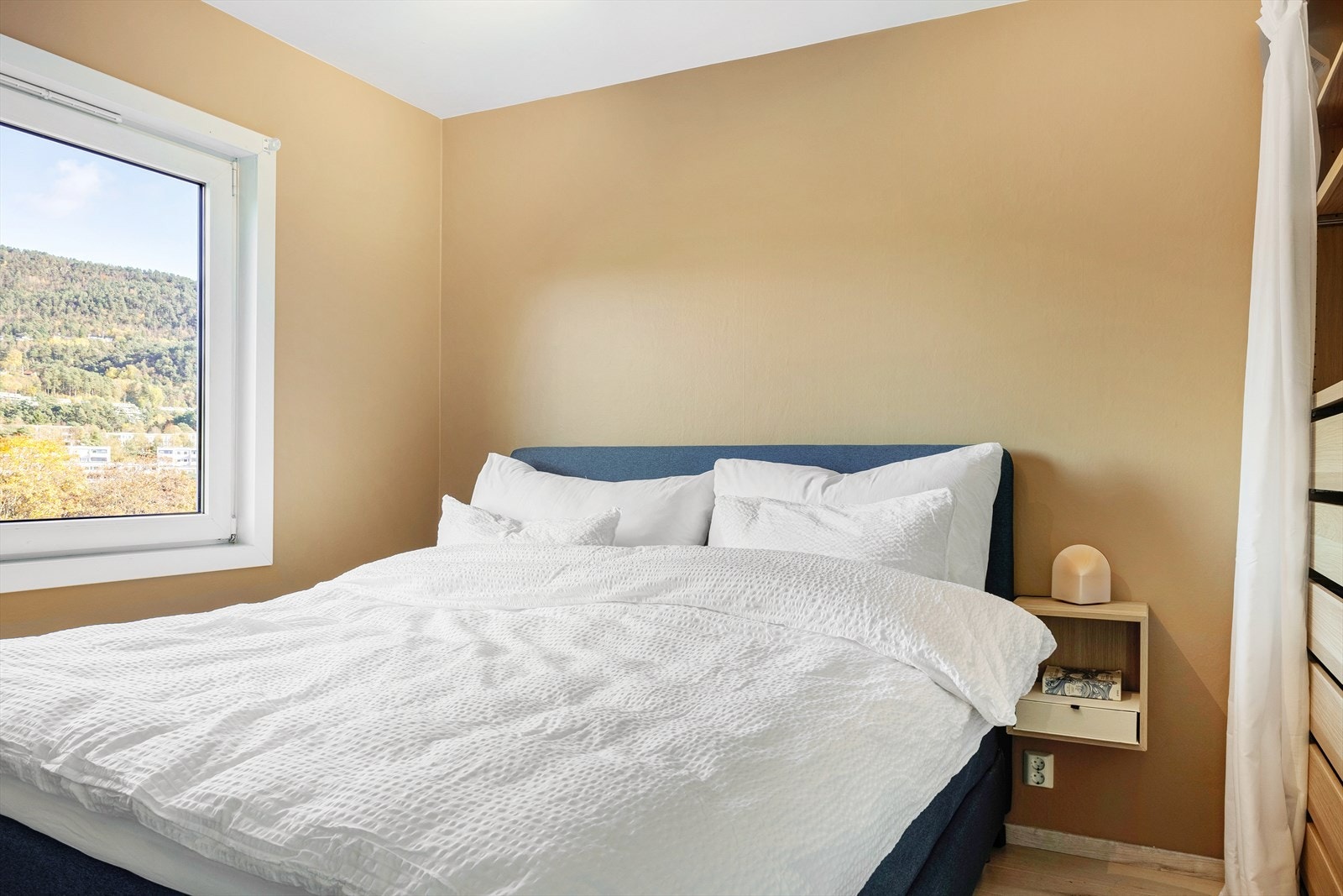 Tidsriktige fargevalg komplimenteres av det naturlige lysinnslippet Galleribilde