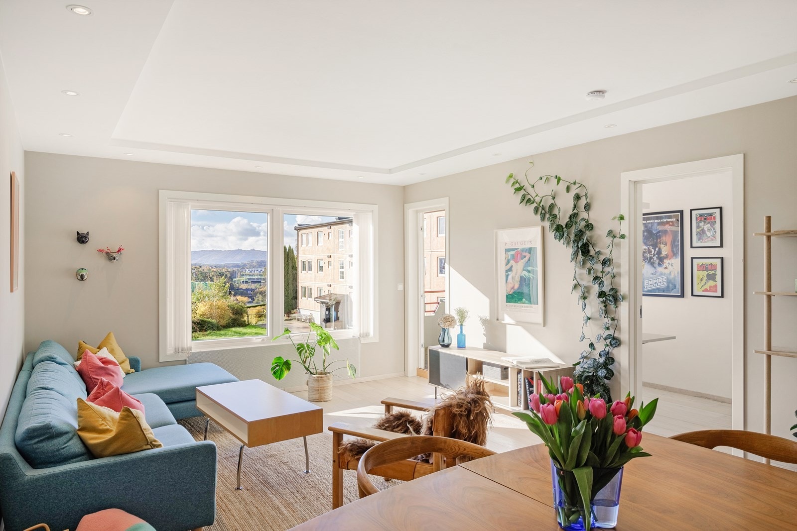 Store vindusflater sørger for rikelig med naturlig lysinnslipp Galleribilde