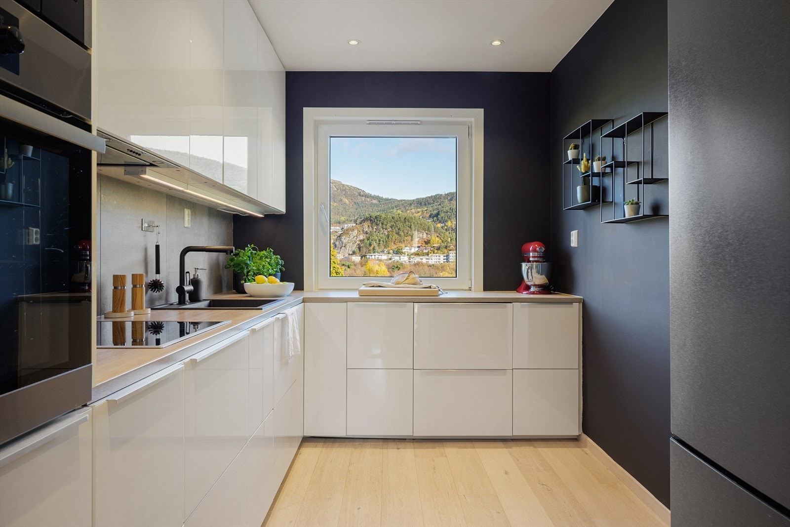 Romslig og tidløst kjøkken med rikelig plass til både matlaging og oppbevaring Galleribilde