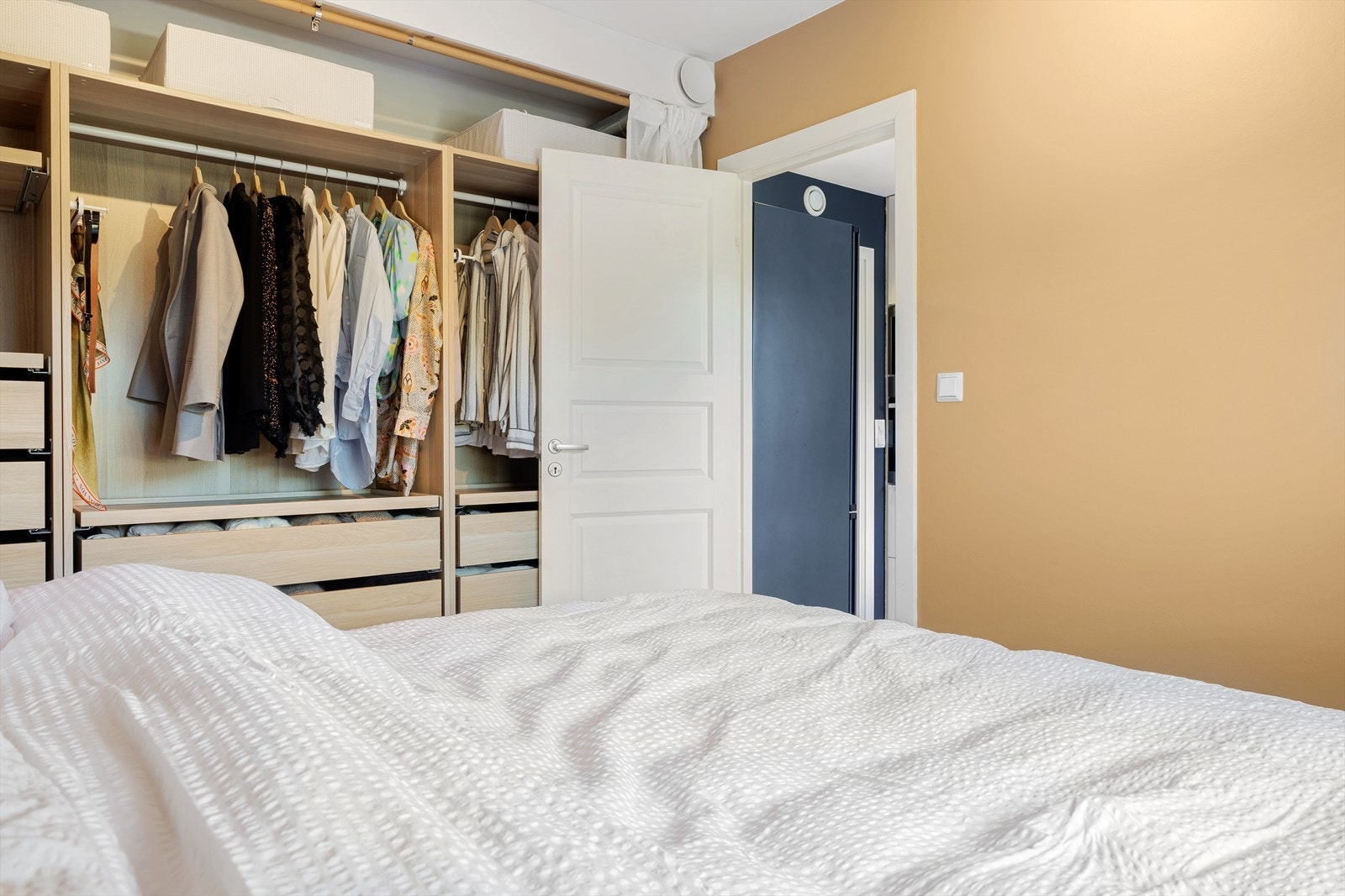 Hovedsoverommet er innredet med en praktisk garderobeløsning Galleribilde