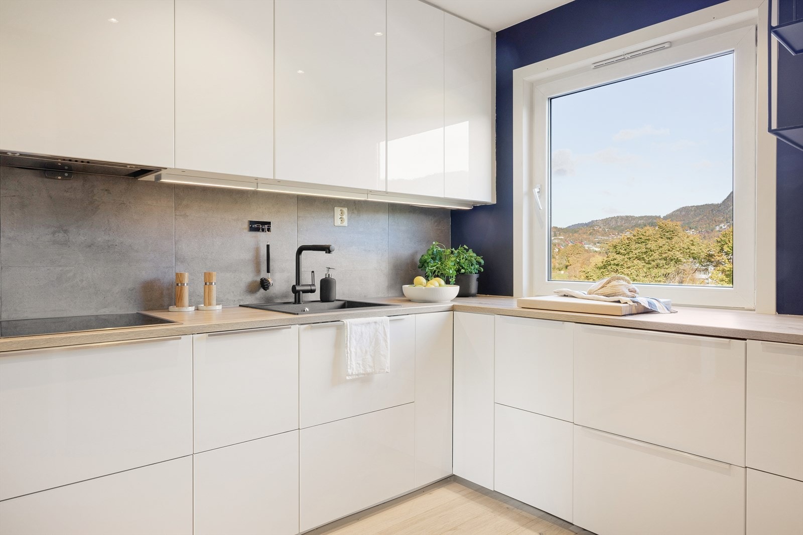 Av integrerte hvitevarer er det keramisk platetopp, stekeovn, mikrobølgeovn og oppvaskmaskin Galleribilde