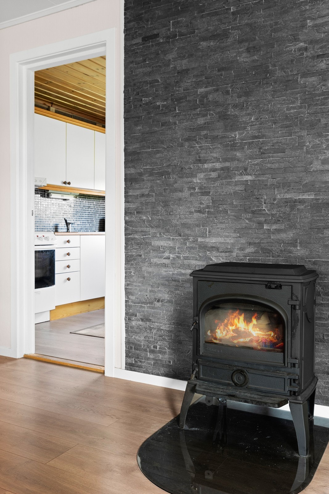 Sentralt i stuen er det peisovn for lun oppvarming Galleribilde