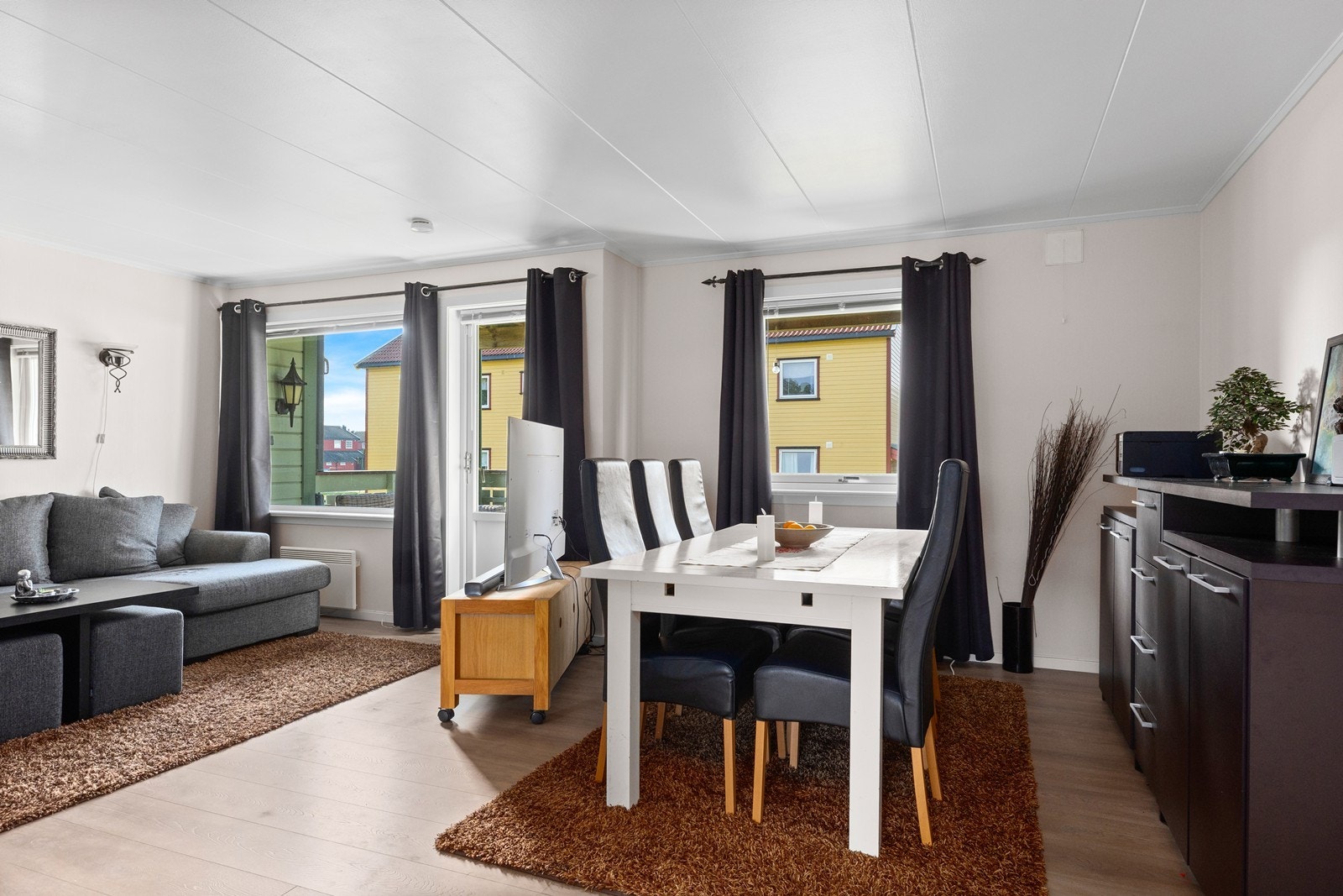 Stuen har gode vindusflater mot vest som gir rikelig med naturlig lys Galleribilde