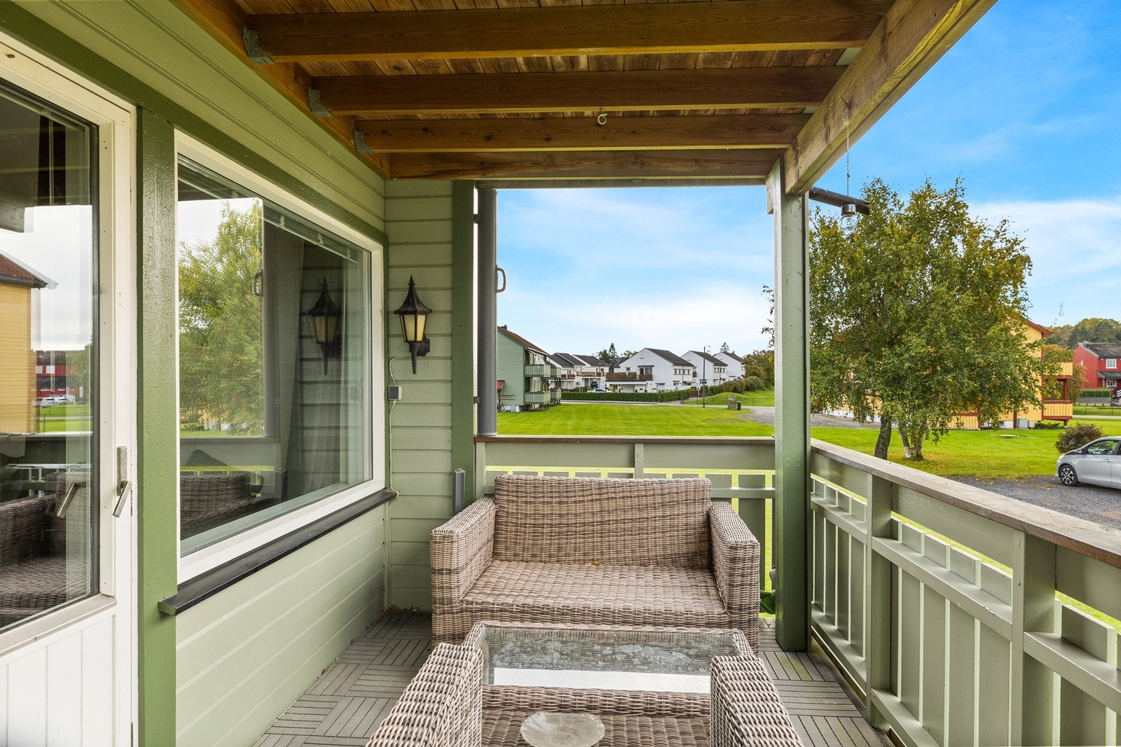 Terrassen er overbygget og har videre adkomst til felles hage Galleribilde